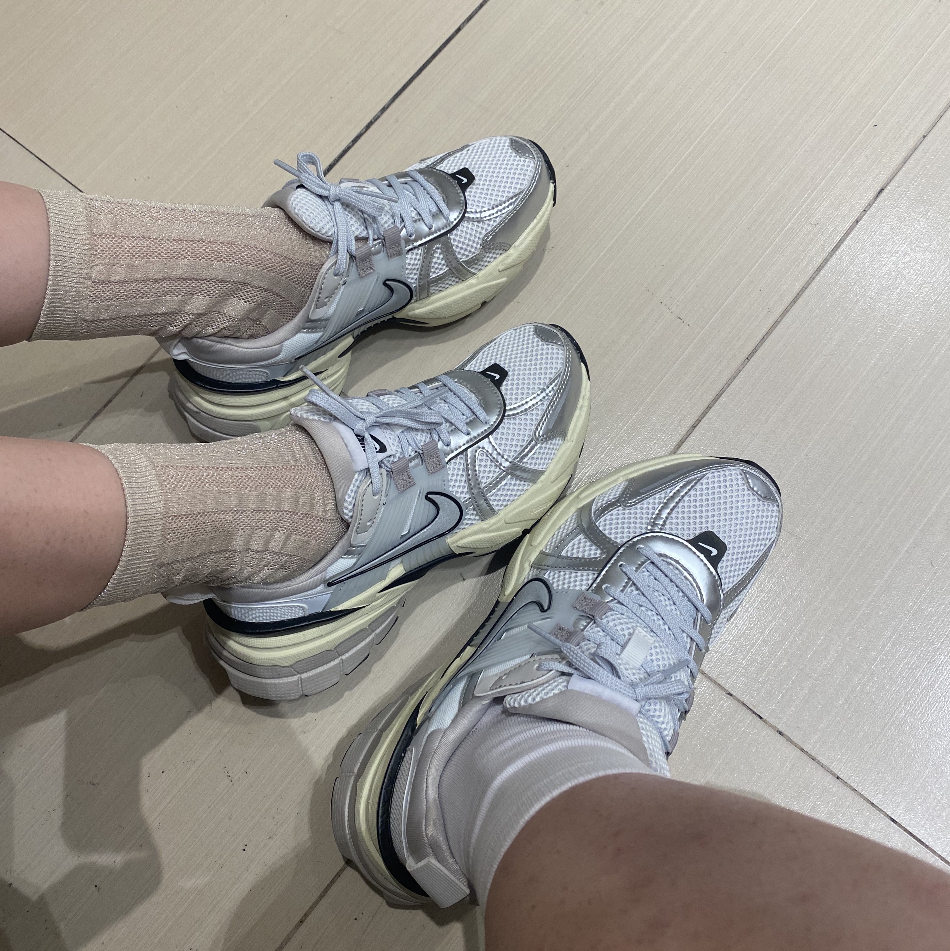 Nike V2K Run Summit White Metallic Silver 착용 스타일