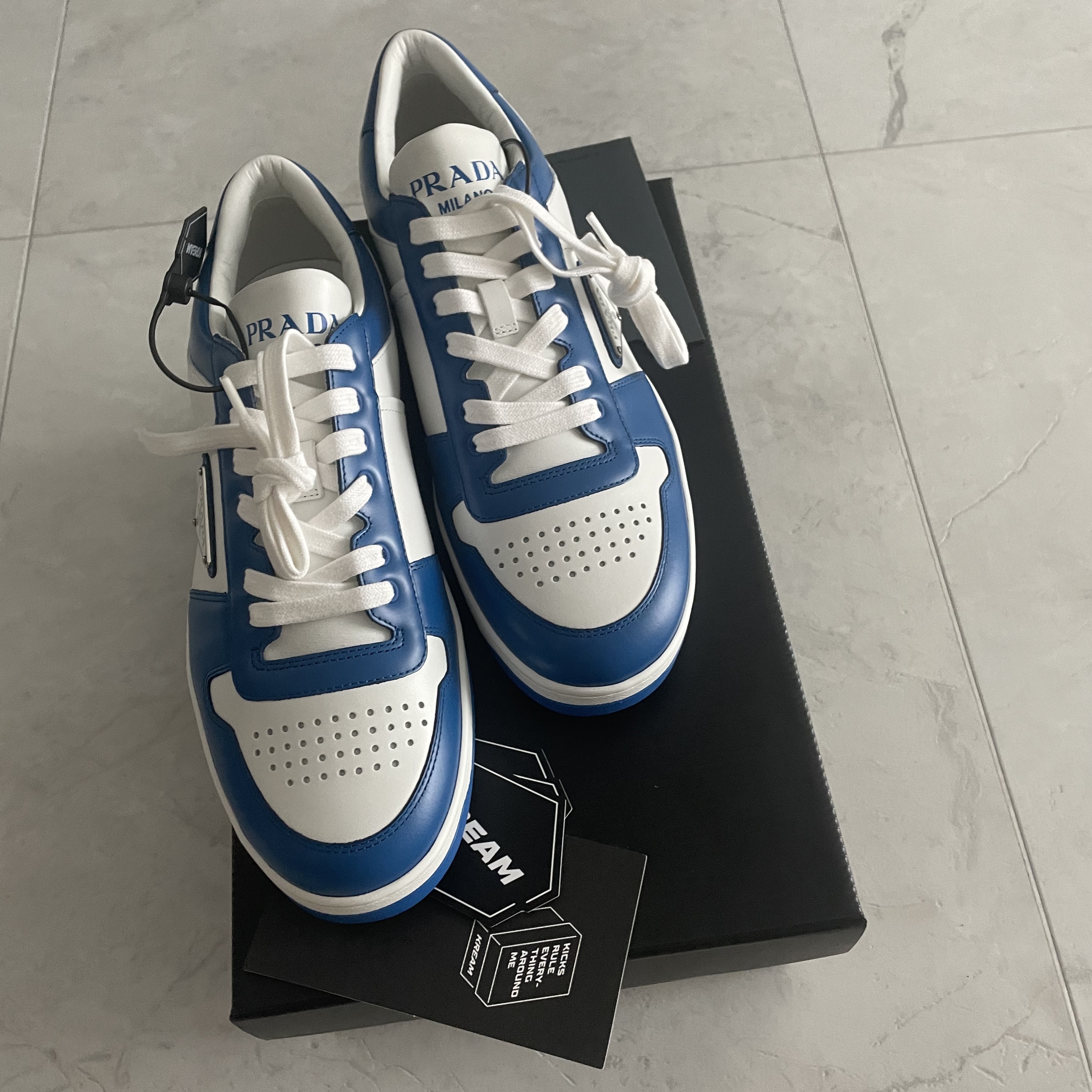 Prada Downtown Leather Sneakers White Cobalt Blue 착용 스타일 - 2