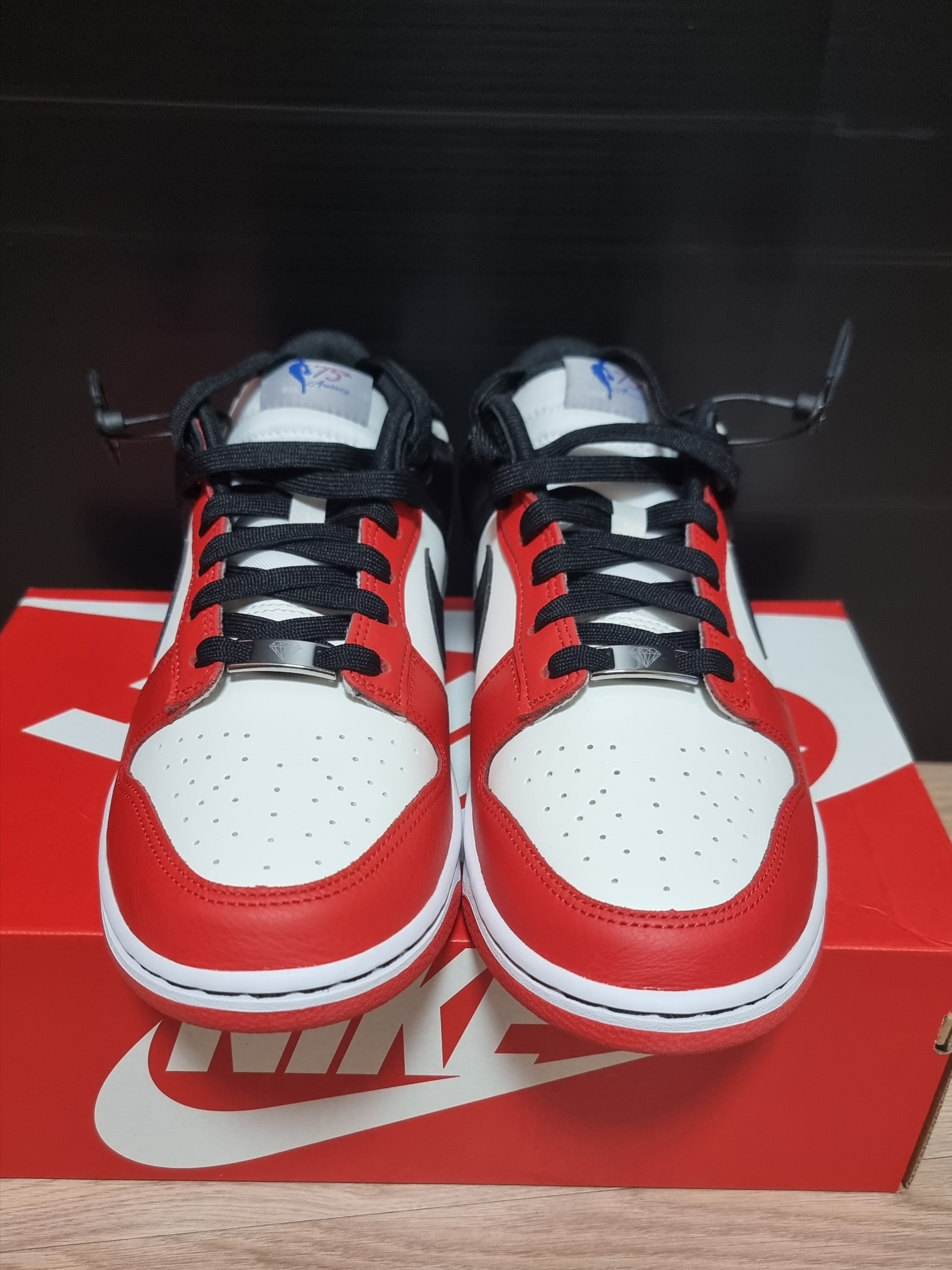 Nike x NBA Dunk Low Retro EMB Black and Chile Red 착용 스타일 - 1