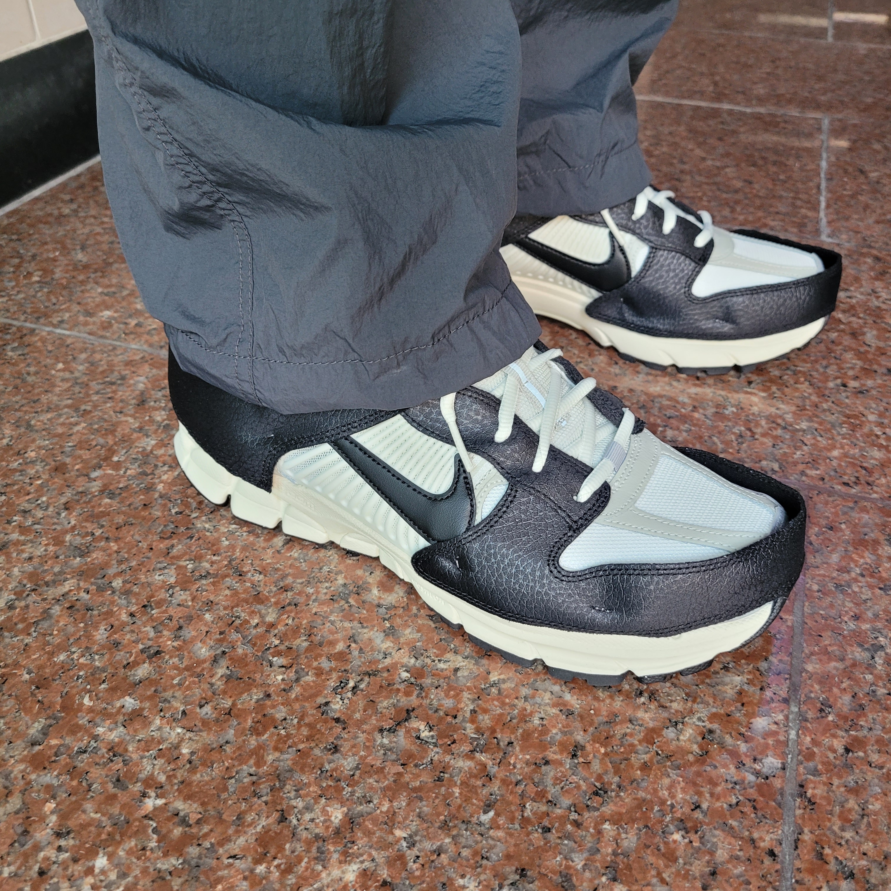 (W) Nike Zoom Vomero 5 Wolf Grey and Black 착용 스타일 - 1