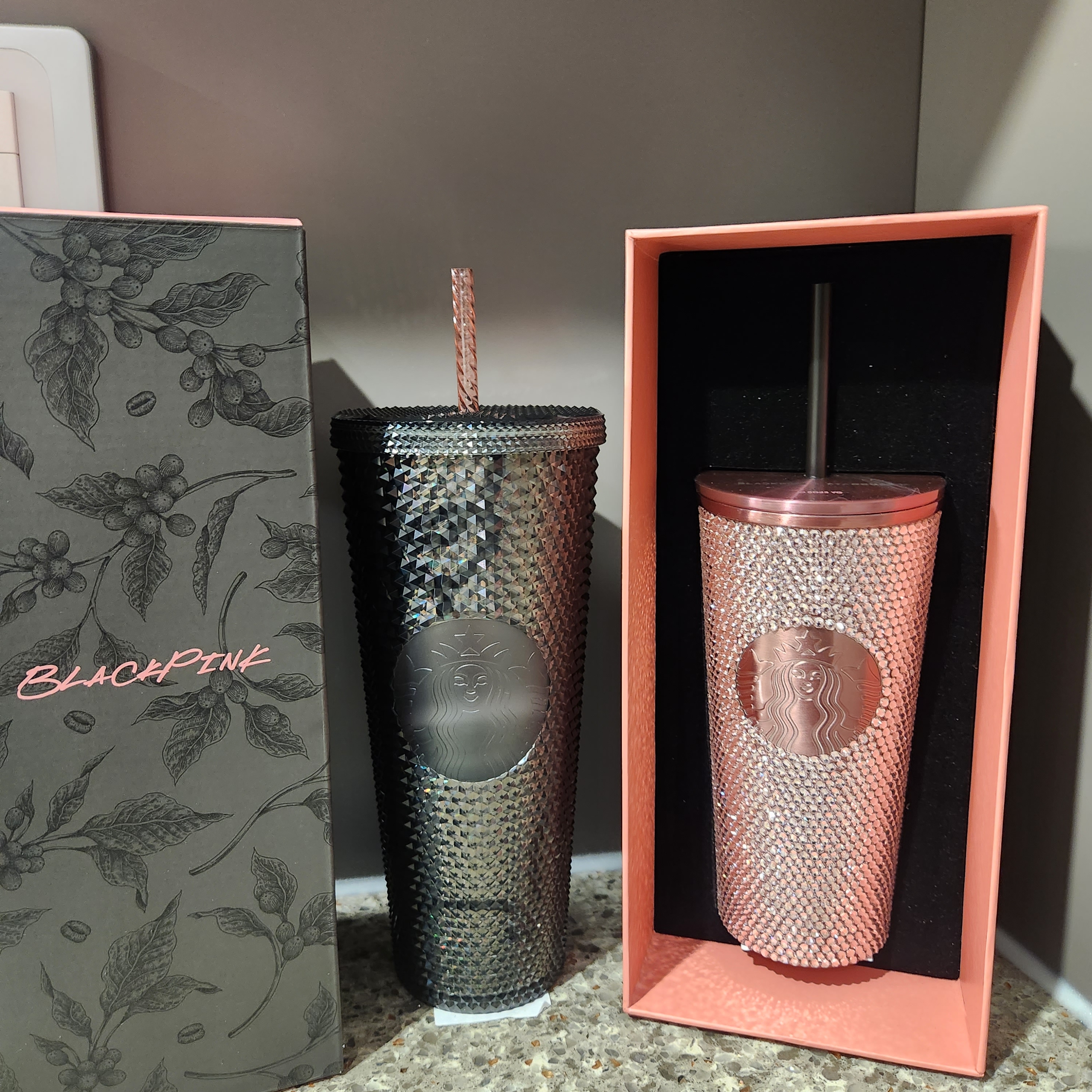 Starbucks x Blackpink SS Linestone Cold Cup 473ml, Starbucks x Blackpink Black Stud Cold Cup 710ml 착용 스타일