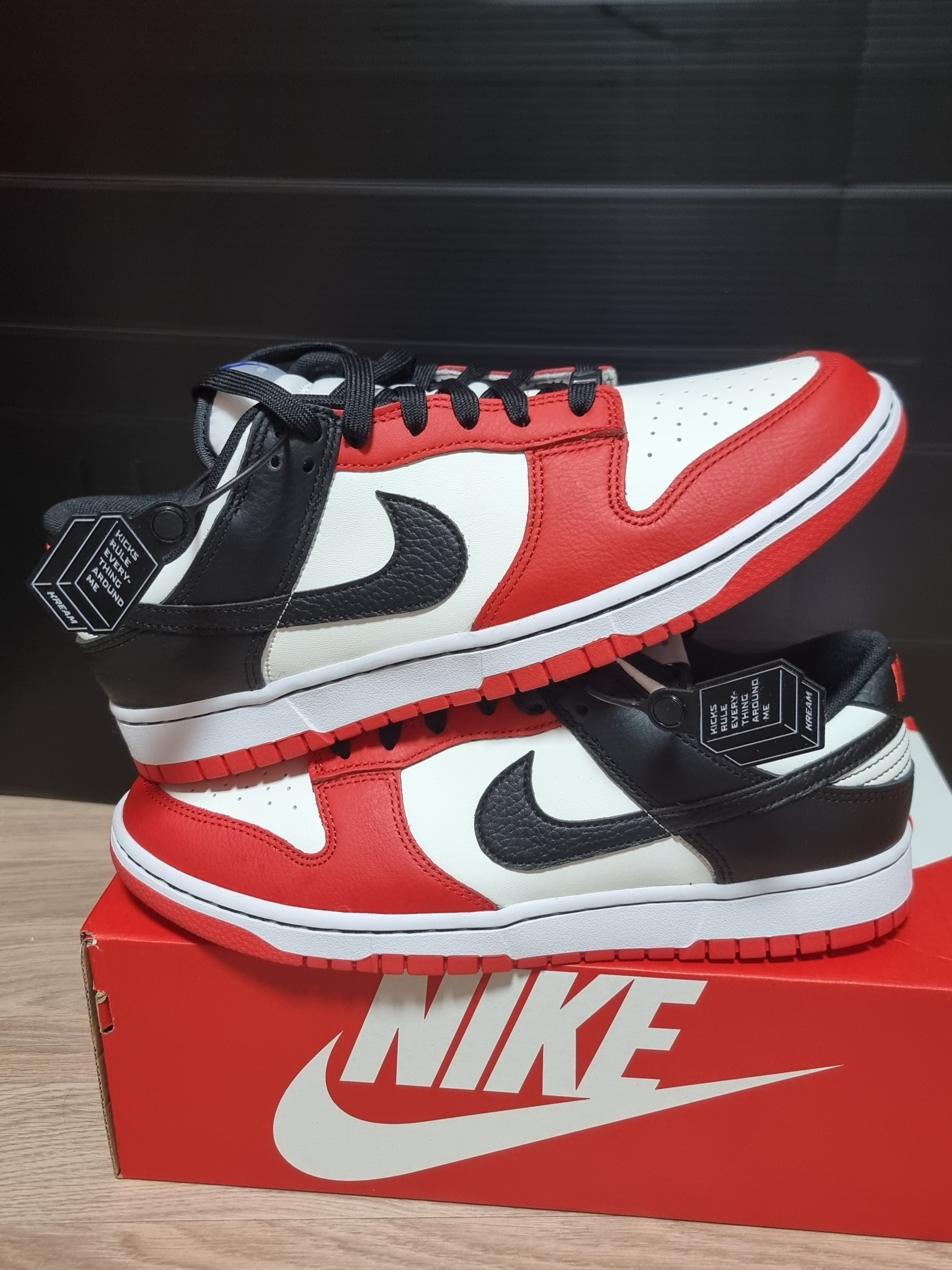 Nike x NBA Dunk Low Retro EMB Black and Chile Red 착용 스타일 - 2