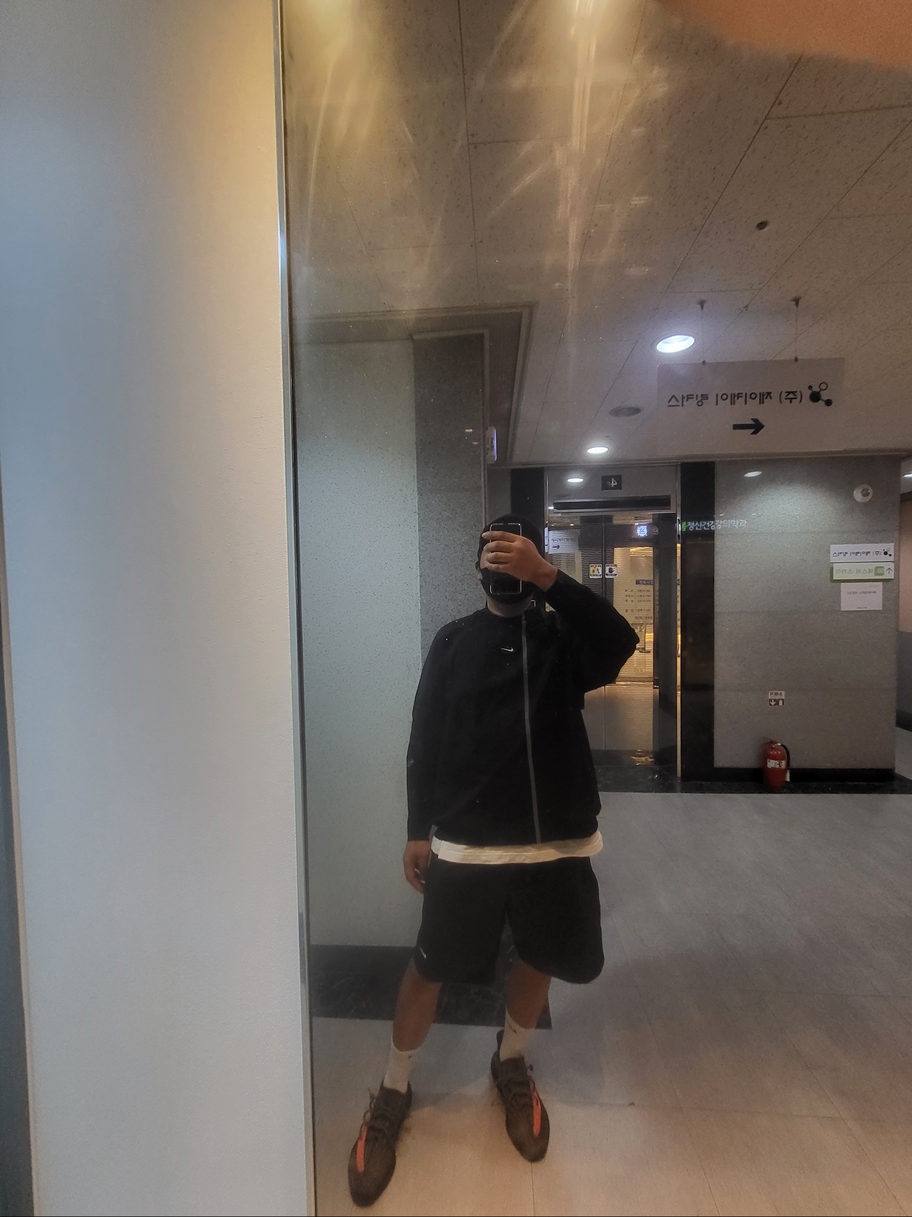 (W) Nike x Drake Nocta NRG LR L/S Crew Black (DV3631-010), Adidas Yeezy Boost 350 V2 Carbon Beluga 착용 스타일 - 1