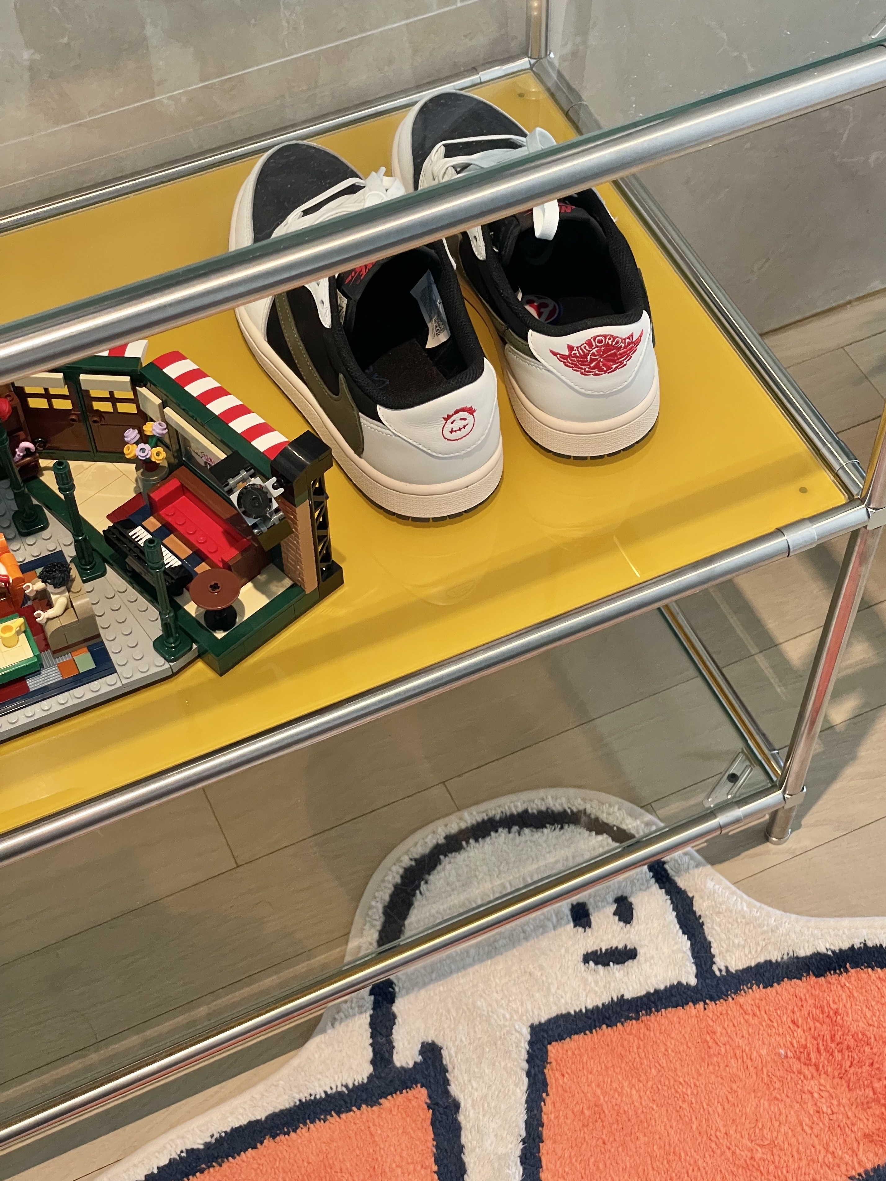 (W) Jordan 1 x Travis Scott Retro Low OG SP Medium Olive, Lego Central Perk 착용 스타일 - 1