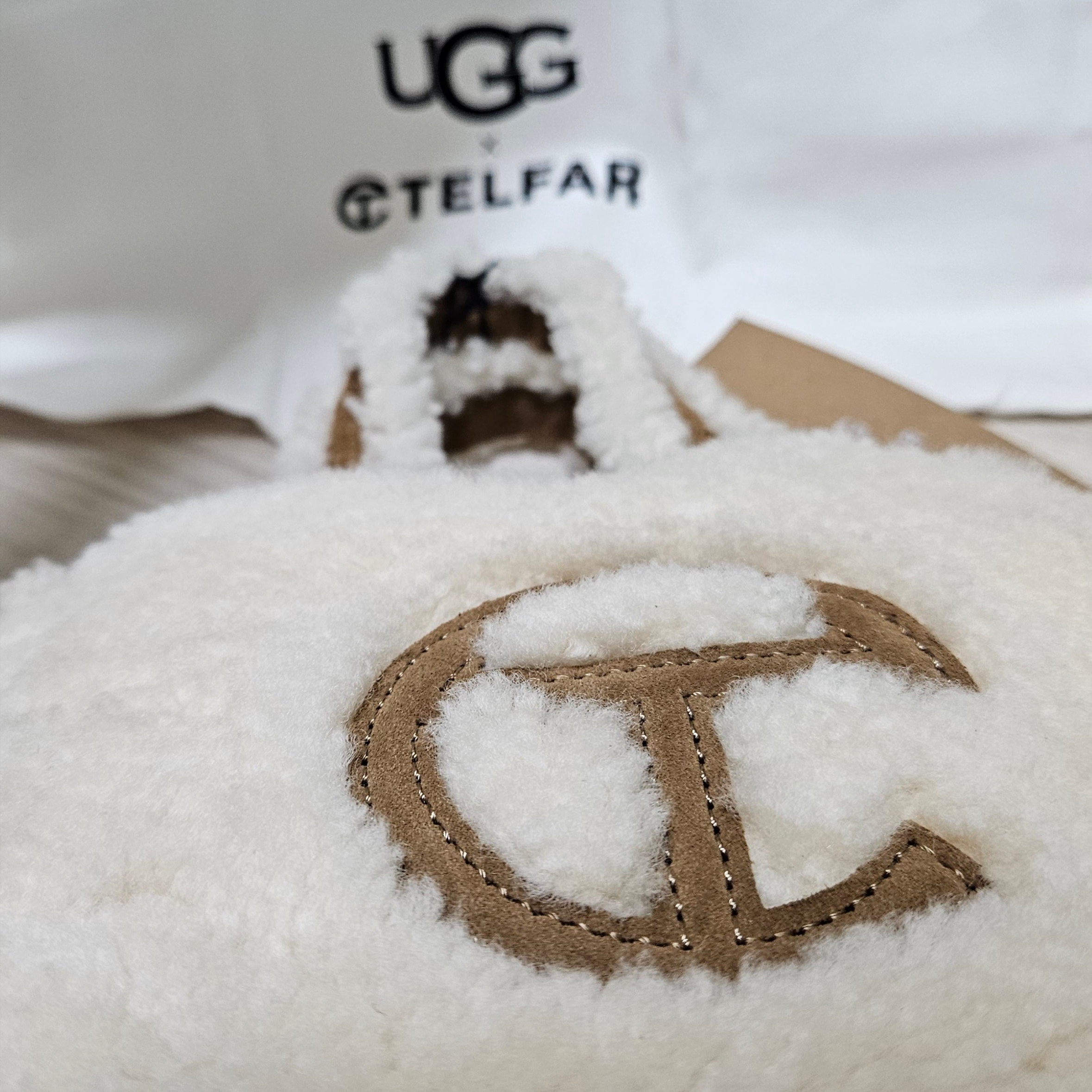 Telfar x UGG Reverse Small Shopping Bag Natural 착용 스타일 - 2