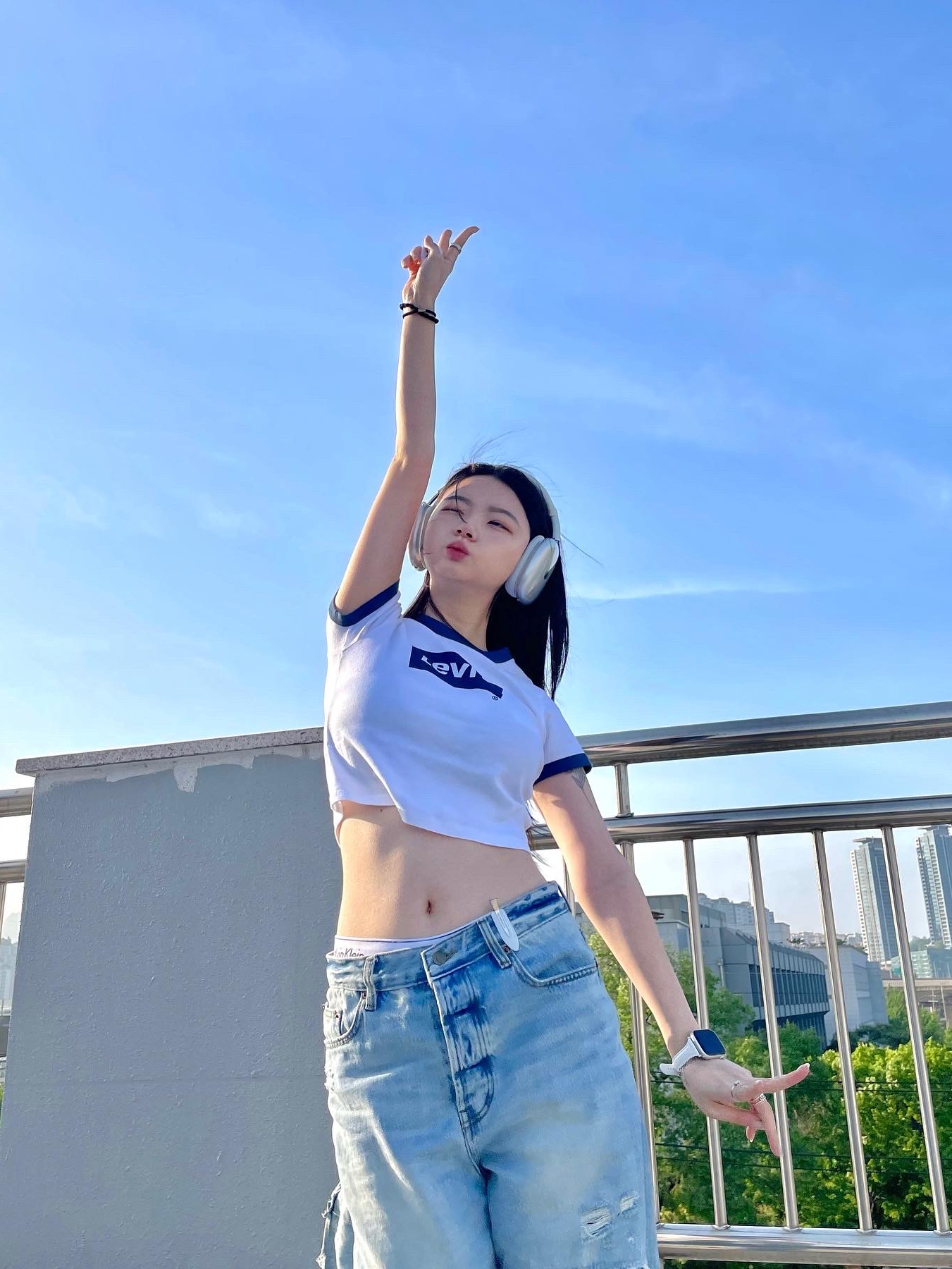 Apple AirPods Max Lightning Silver (Korean Ver.), (W) Palace x CK1 Bikini Light Grey Heather - 22SS 착용 스타일 - 1