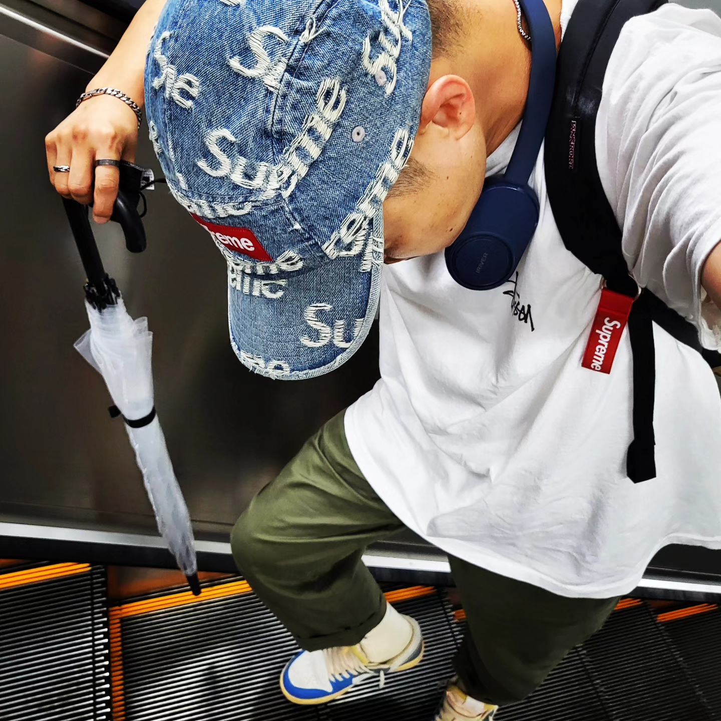 Stussy Melted T-Shirt White, Supreme Webbing Keychain Red - 23SS 착용 스타일
