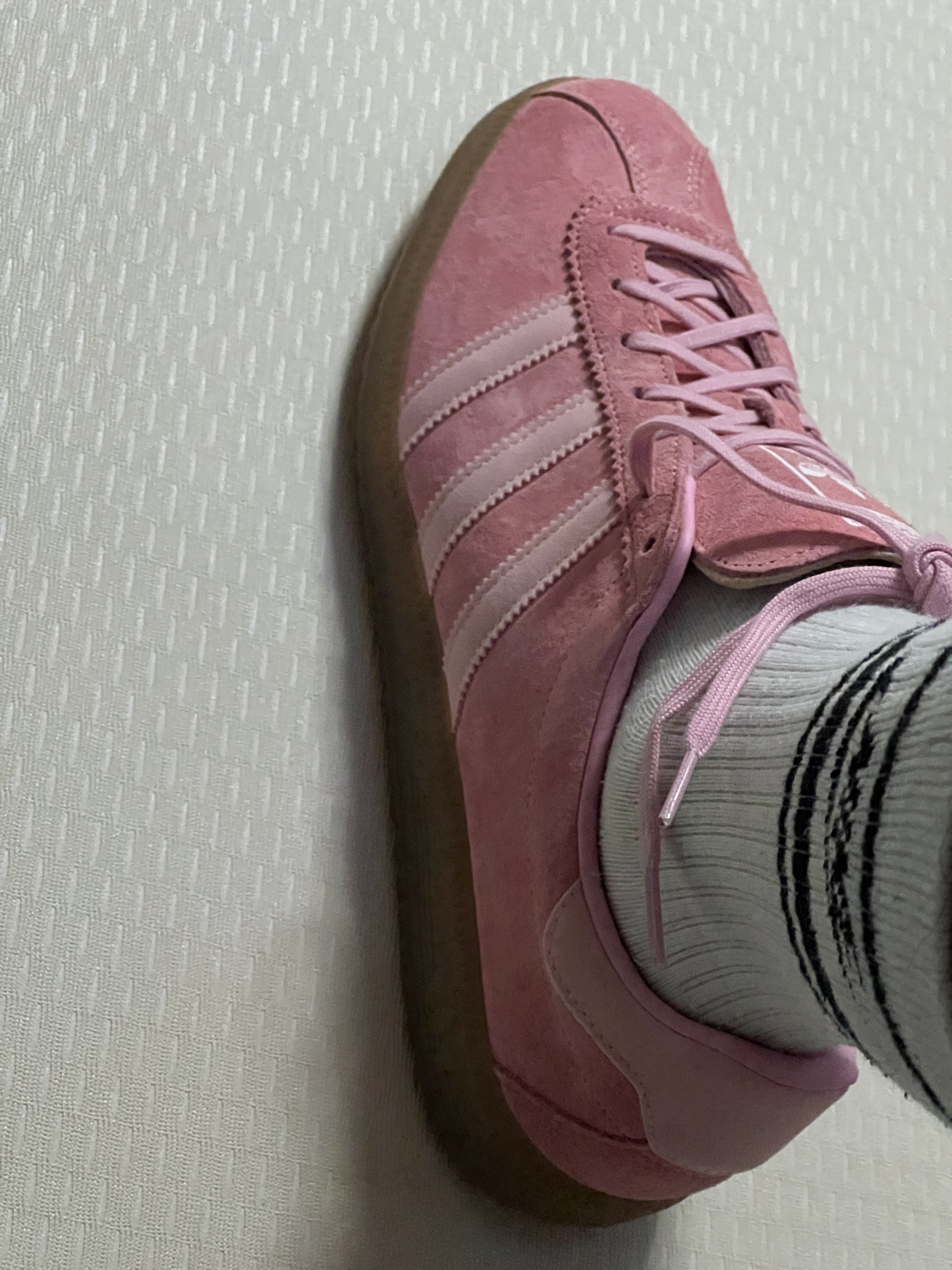 Adidas Bermuda Glow Pink 착용 스타일