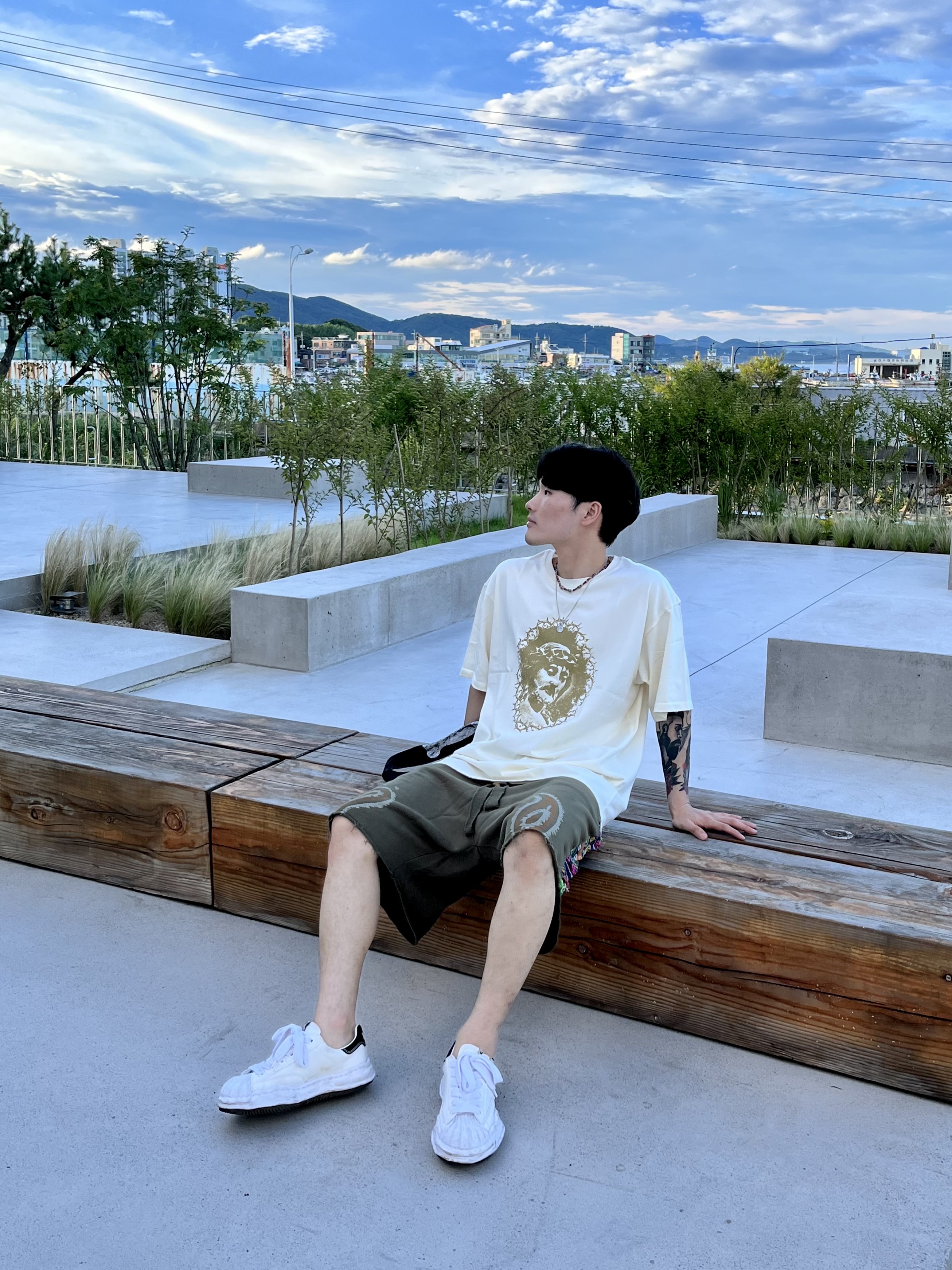 Maison Mihara Yasuhiro Blakey OG Sole Canvas Low-top Sneakers White, Kapital 14 oz. Denim Bone Print Book Bag Black 착용 스타일 - 1