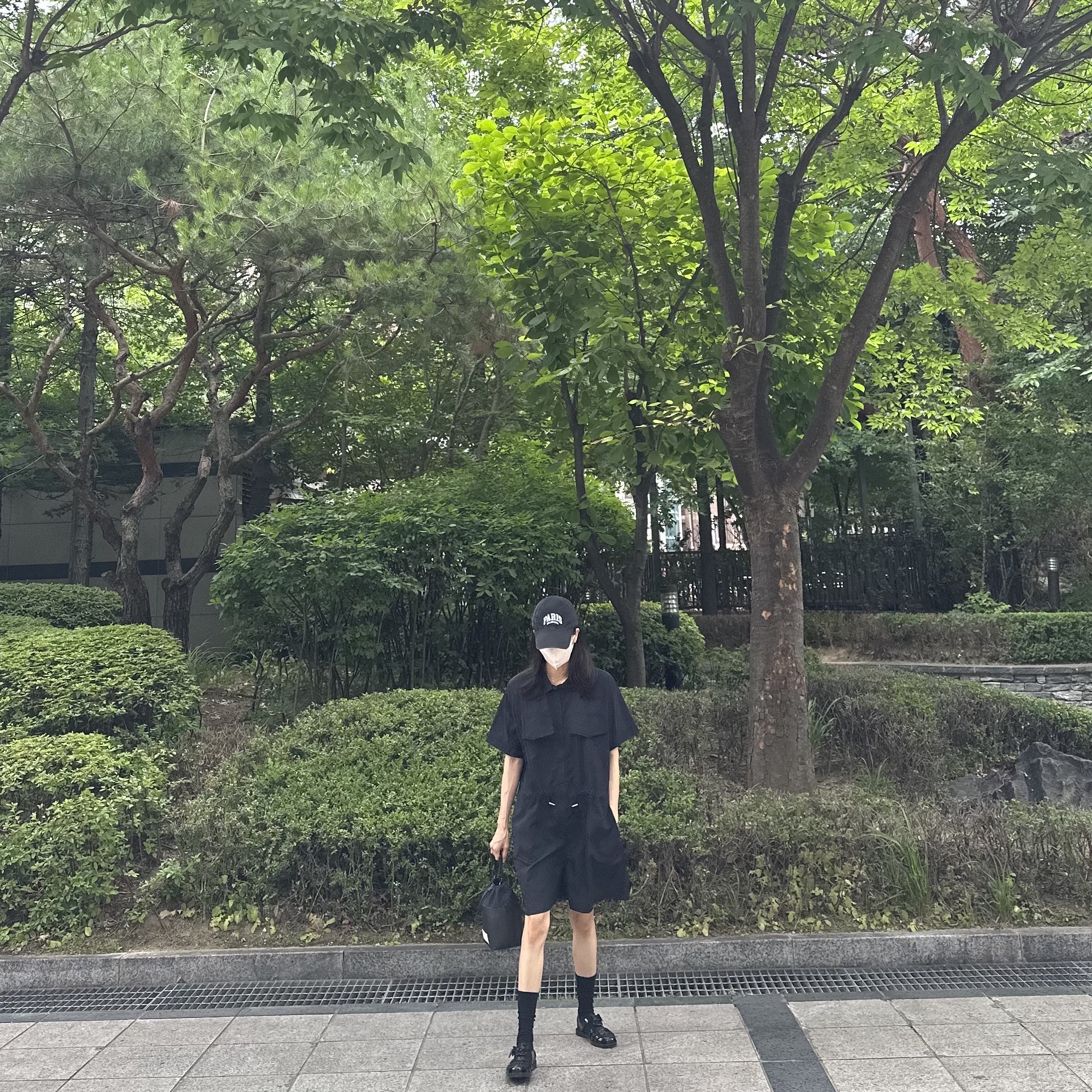 Maison Margiela 5AC Bucket Bag Black, Balenciaga Cities Paris Cap Black 착용 스타일