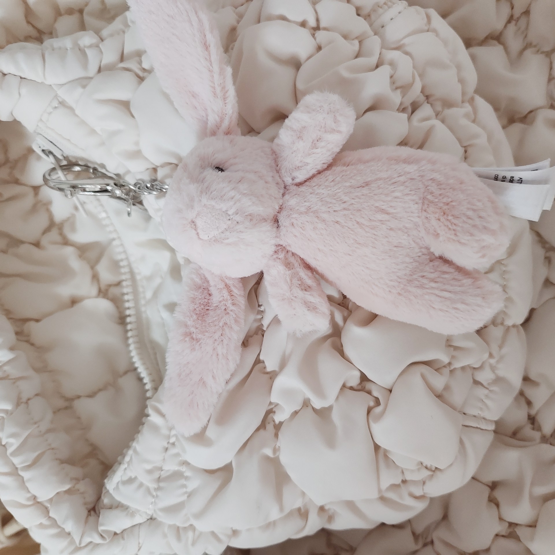 Jellycat Bashful Bunny Bag Charm Blush 착용 스타일