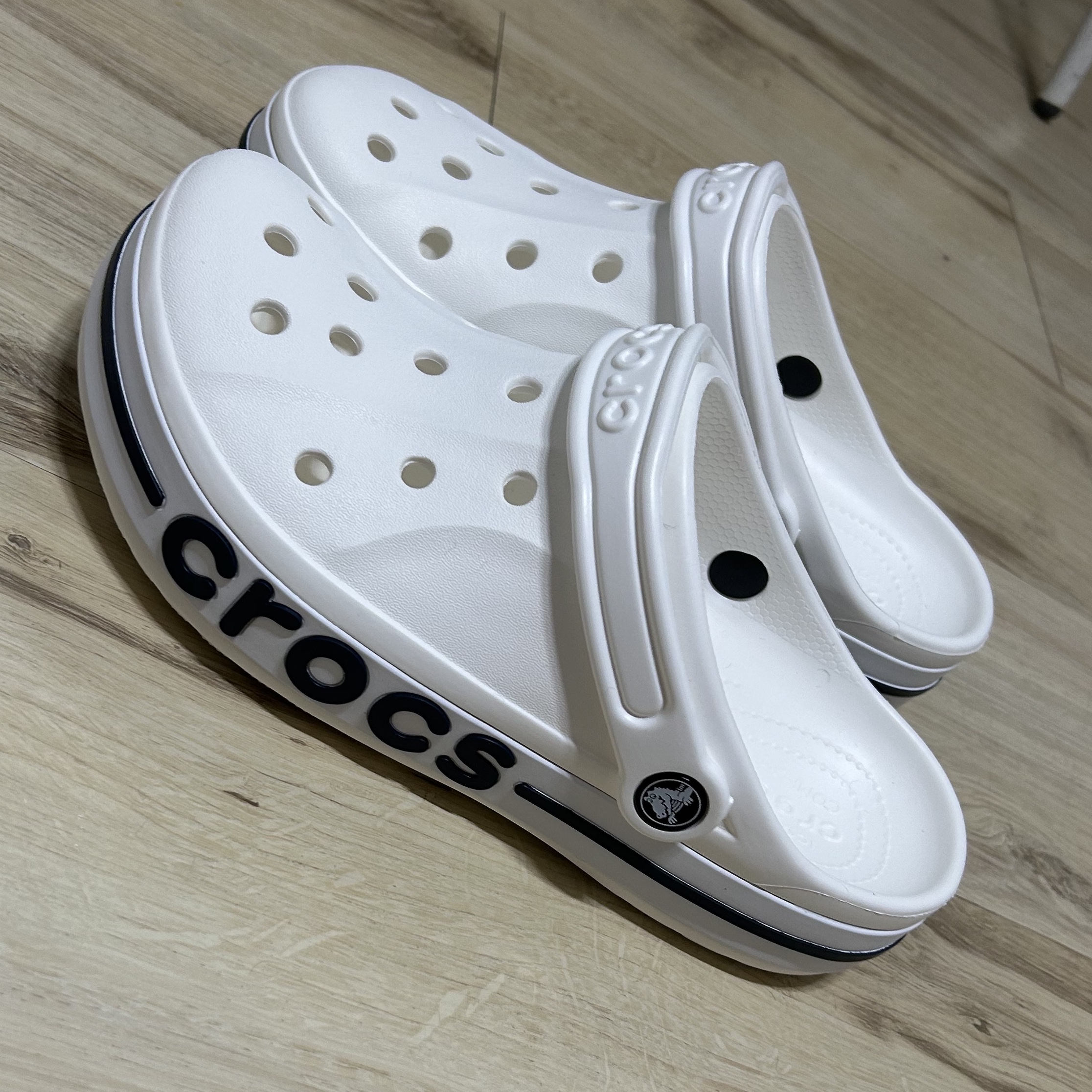 Crocs Bayaband Clog White Navy 착용 스타일