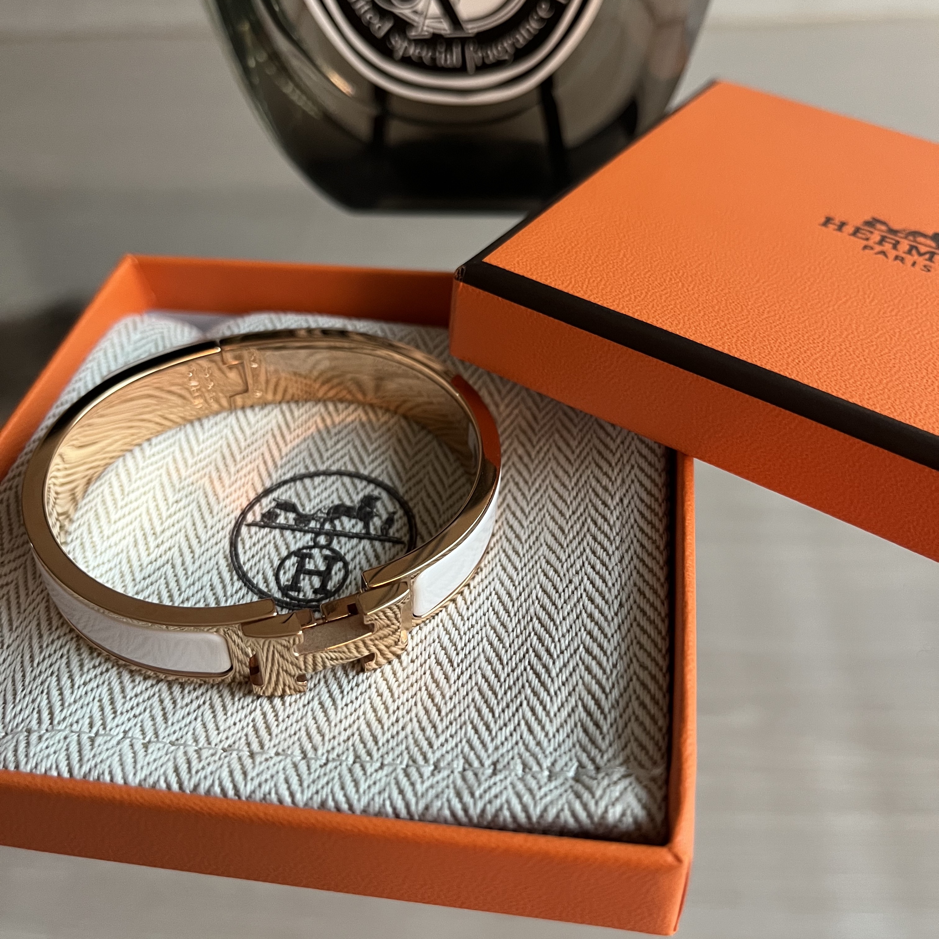 (W) Hermes Clic H Bracelet Rose Gold & Blanc 착용 스타일
