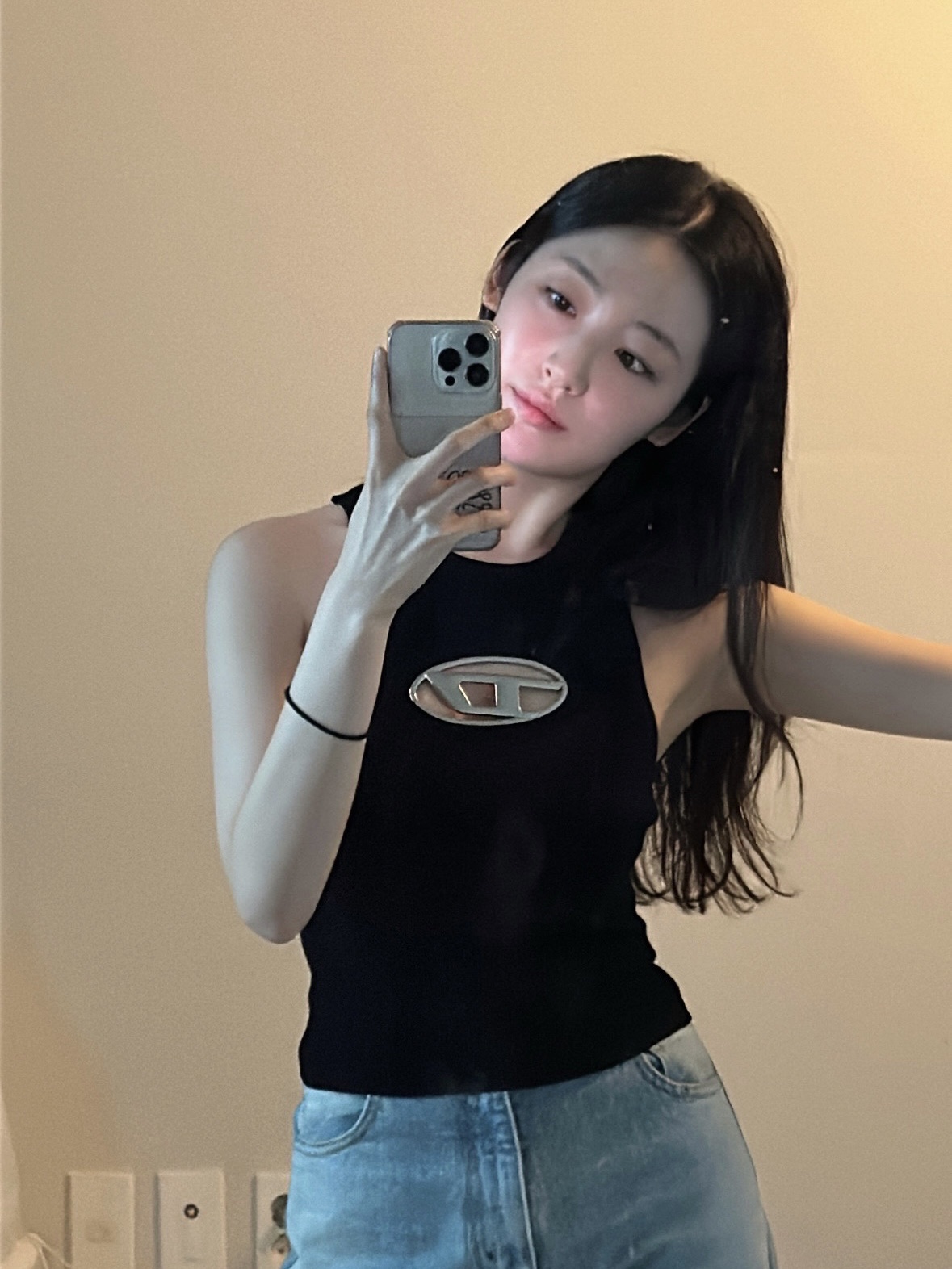 (W) Diesel M-Onerva-Top Cut-Out Knit Top with Logo Plaque Black Black, (W) Diesel M-Onerva-Top Cut-Out Knit Top with Logo Plaque Silver Black 착용 스타일