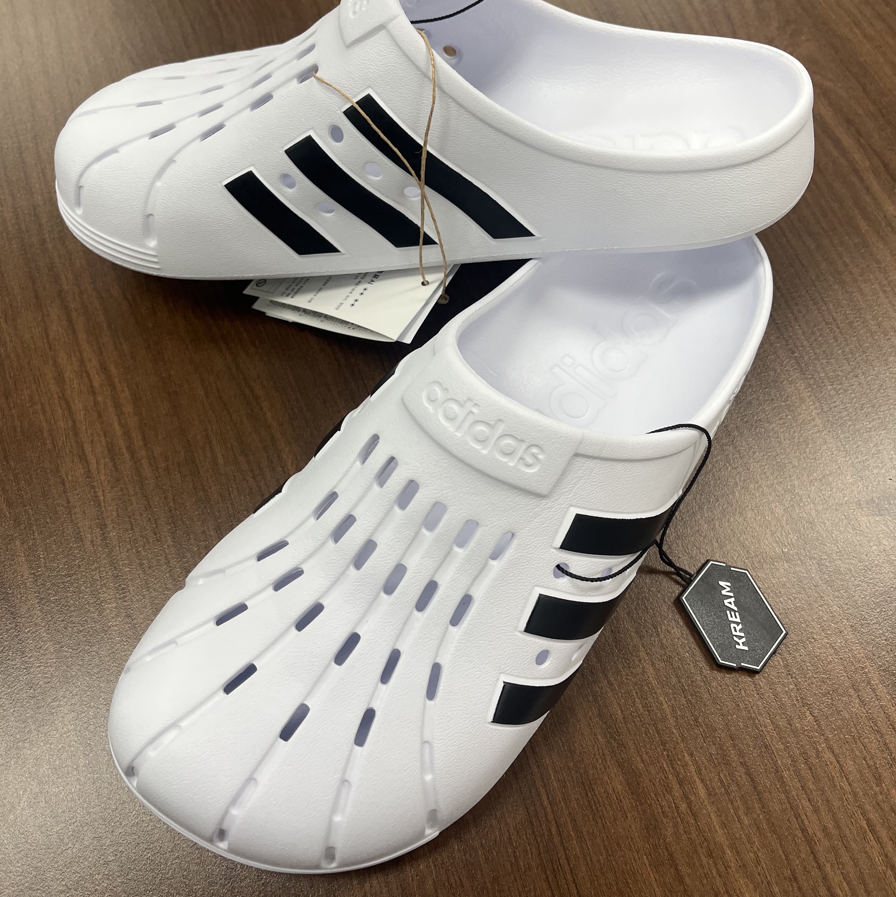 Adidas Adilette Clog White Black 착용 스타일