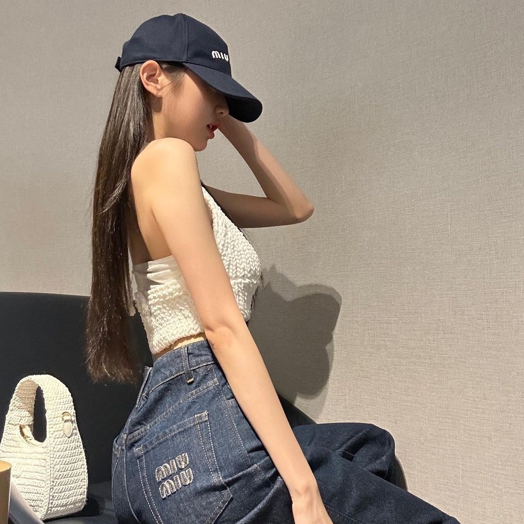 (W) Miu Miu Drill Baseball Cap Black, (W) Miu Miu Five Pocket Denim Jeans Blue 착용 스타일 - 2