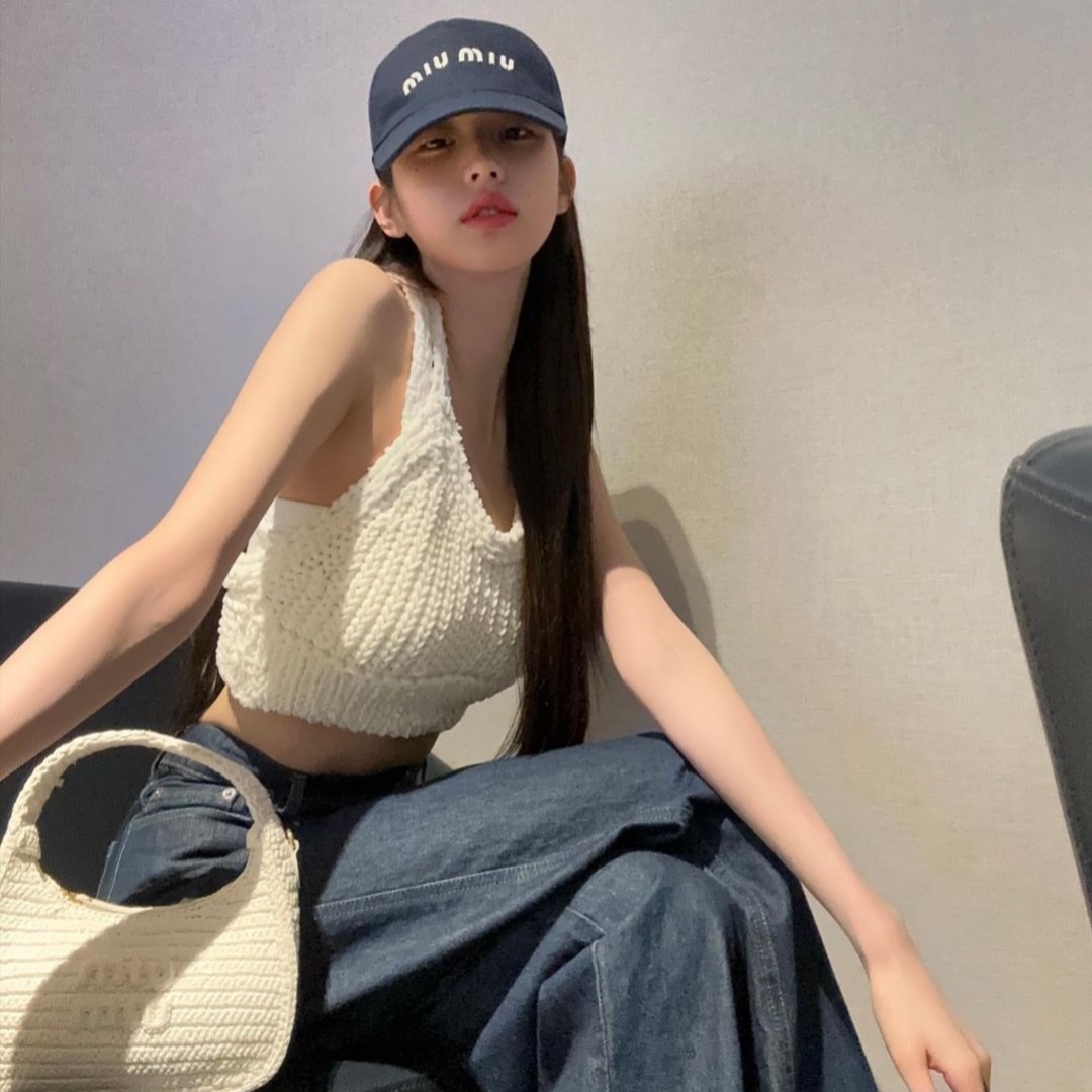 (W) Miu Miu Drill Baseball Cap Black, (W) Miu Miu Five Pocket Denim Jeans Blue 착용 스타일 - 4