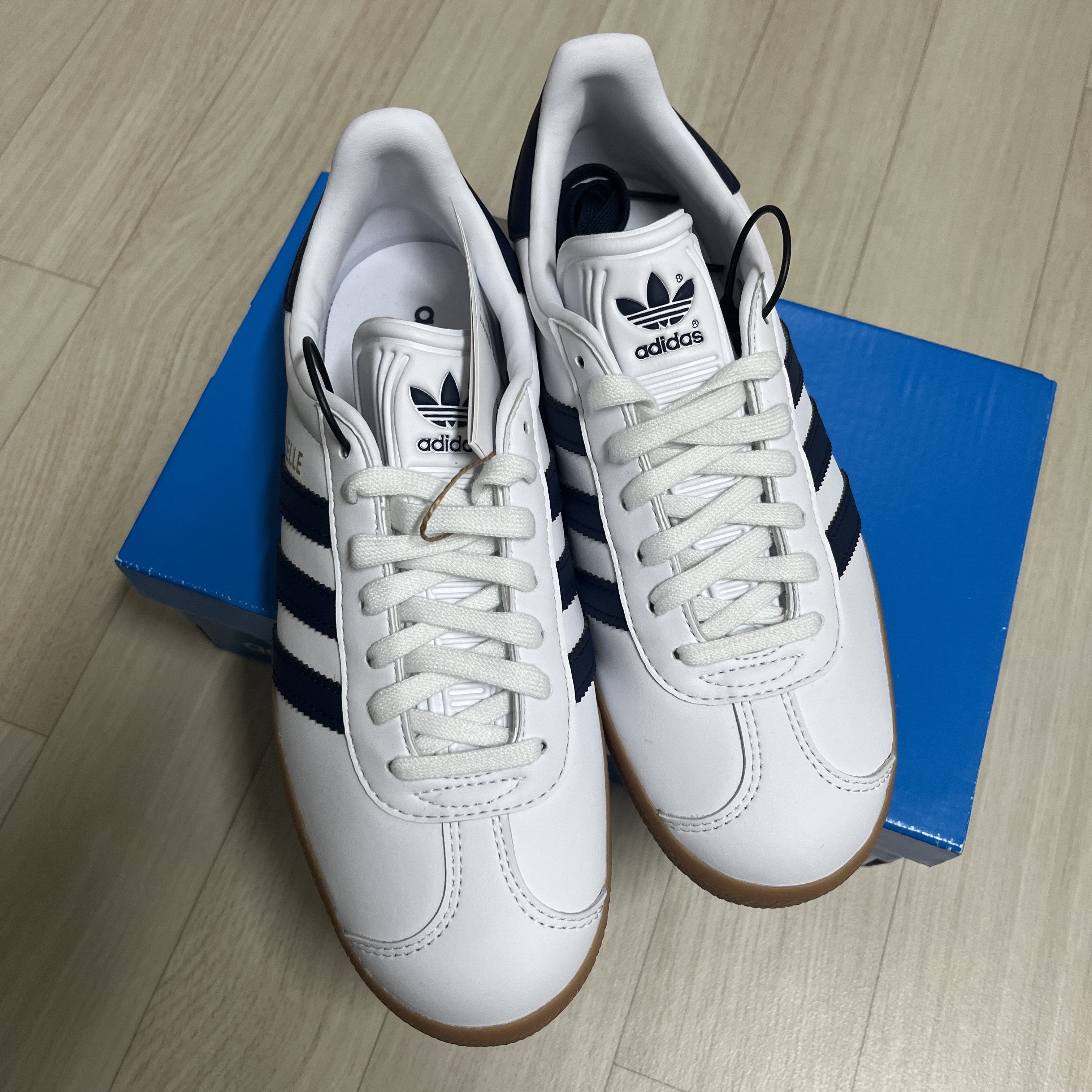 Adidas Gazelle White Collegiate Navy 착용 스타일