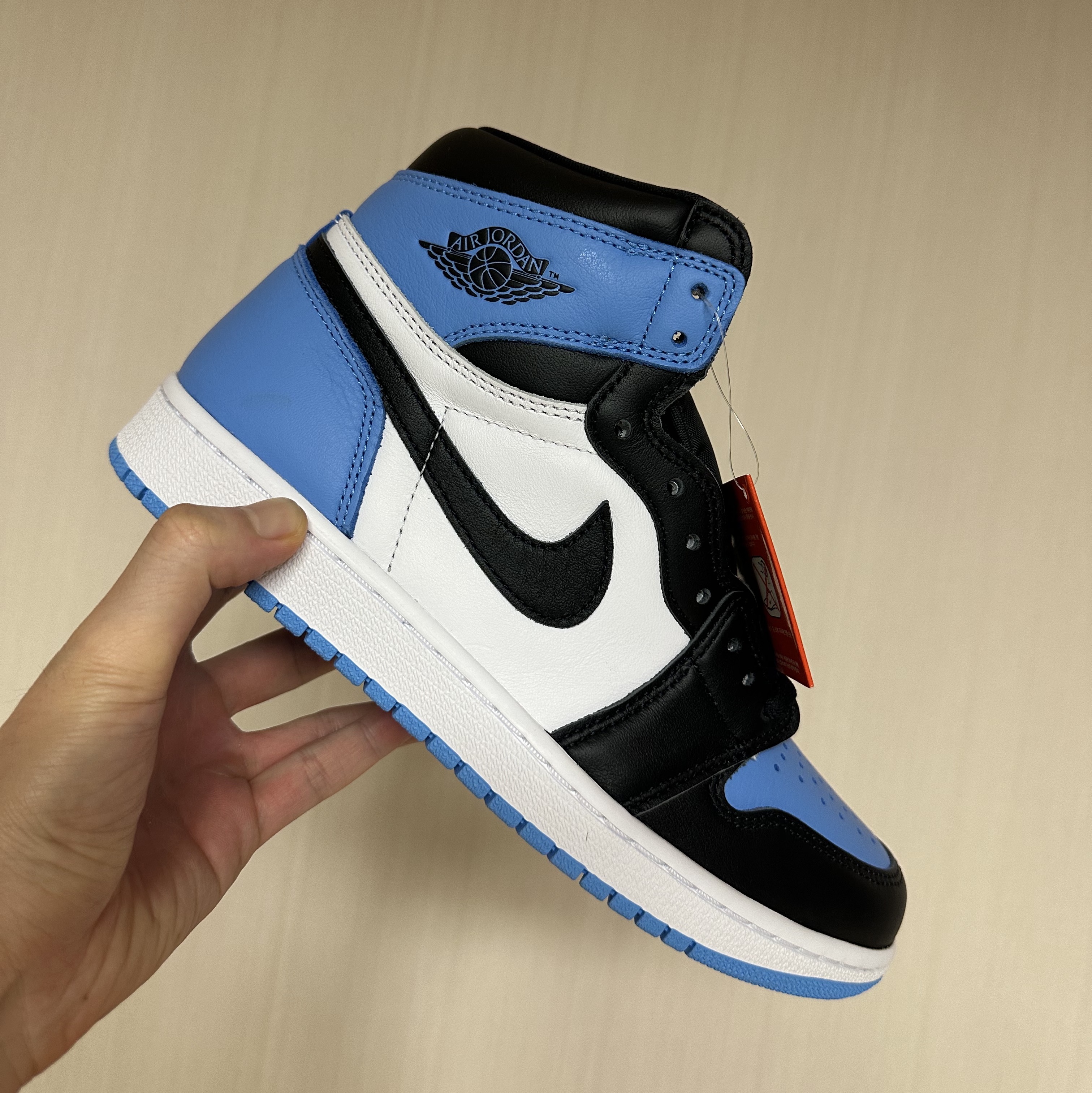 Jordan 1 Retro High OG University Blue 착용 스타일