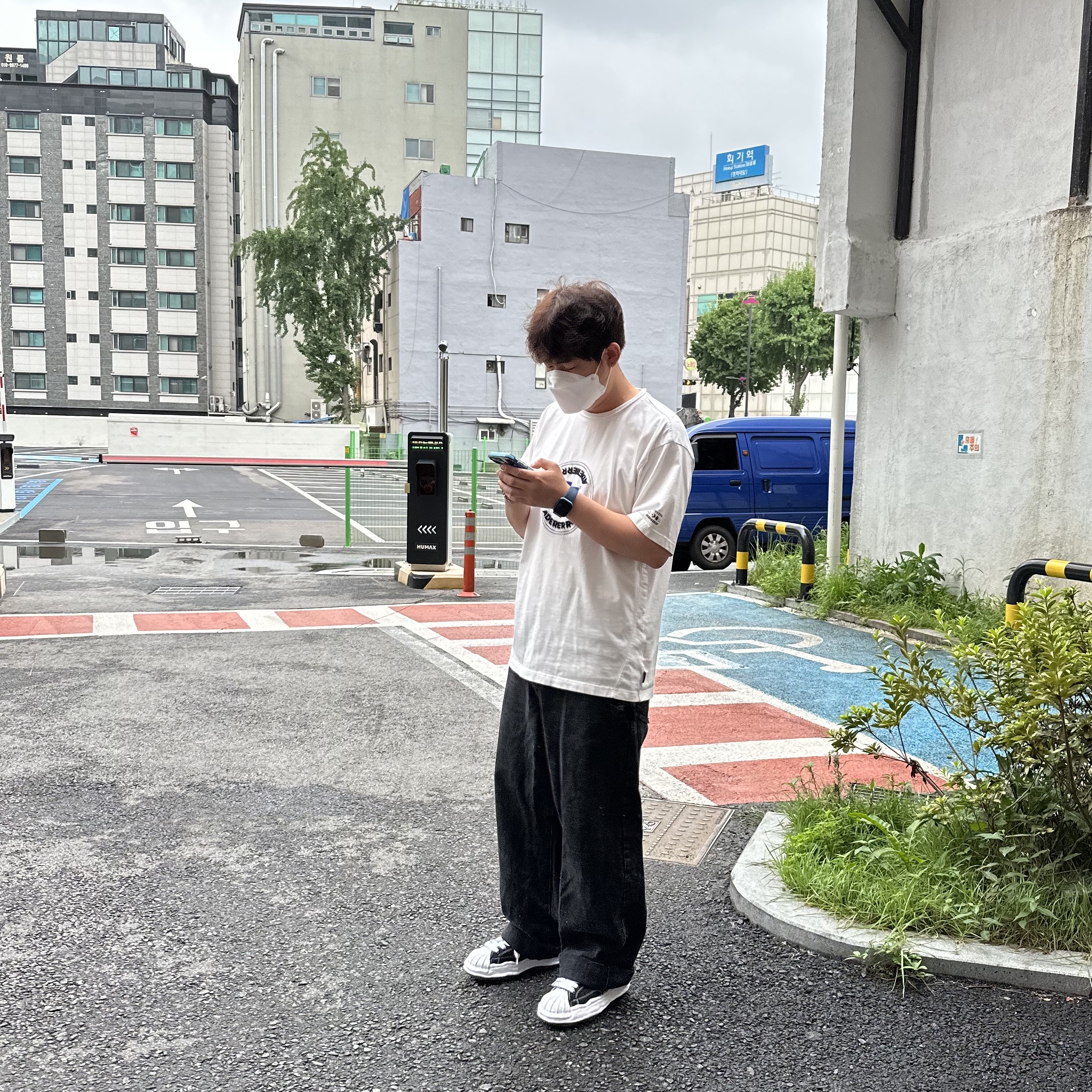 Maison Mihara Yasuhiro Blakey OG Sole Canvas Low-top Sneakers Black White, Converse x Ader Error Shapes T-Shirt Cloud Dancer 착용 스타일