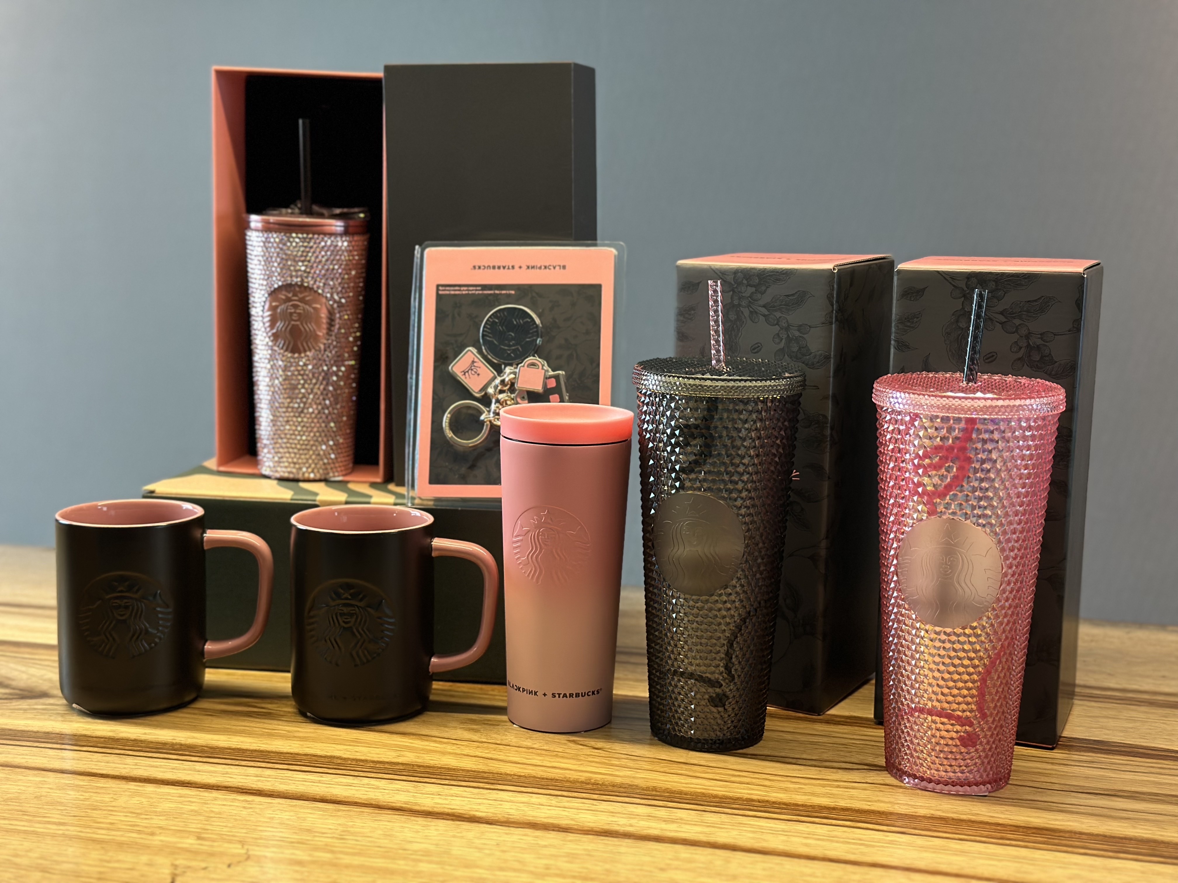Starbucks x Blackpink SS Linestone Cold Cup 473ml, Starbucks x Blackpink Ceramic Mug 473ml 착용 스타일 - 1