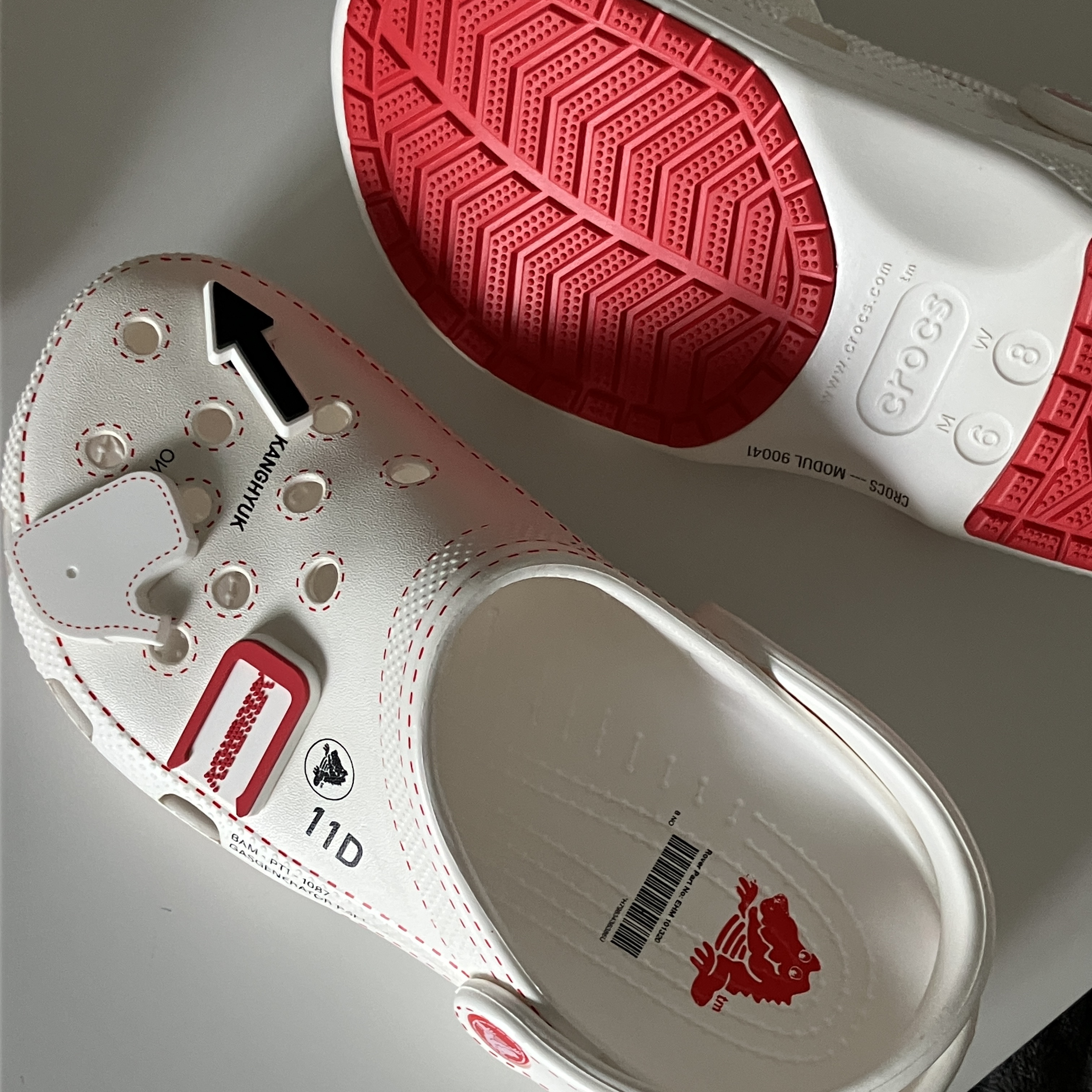 Crocs x Kanghyuk Classic Clog White 착용 스타일 - 1