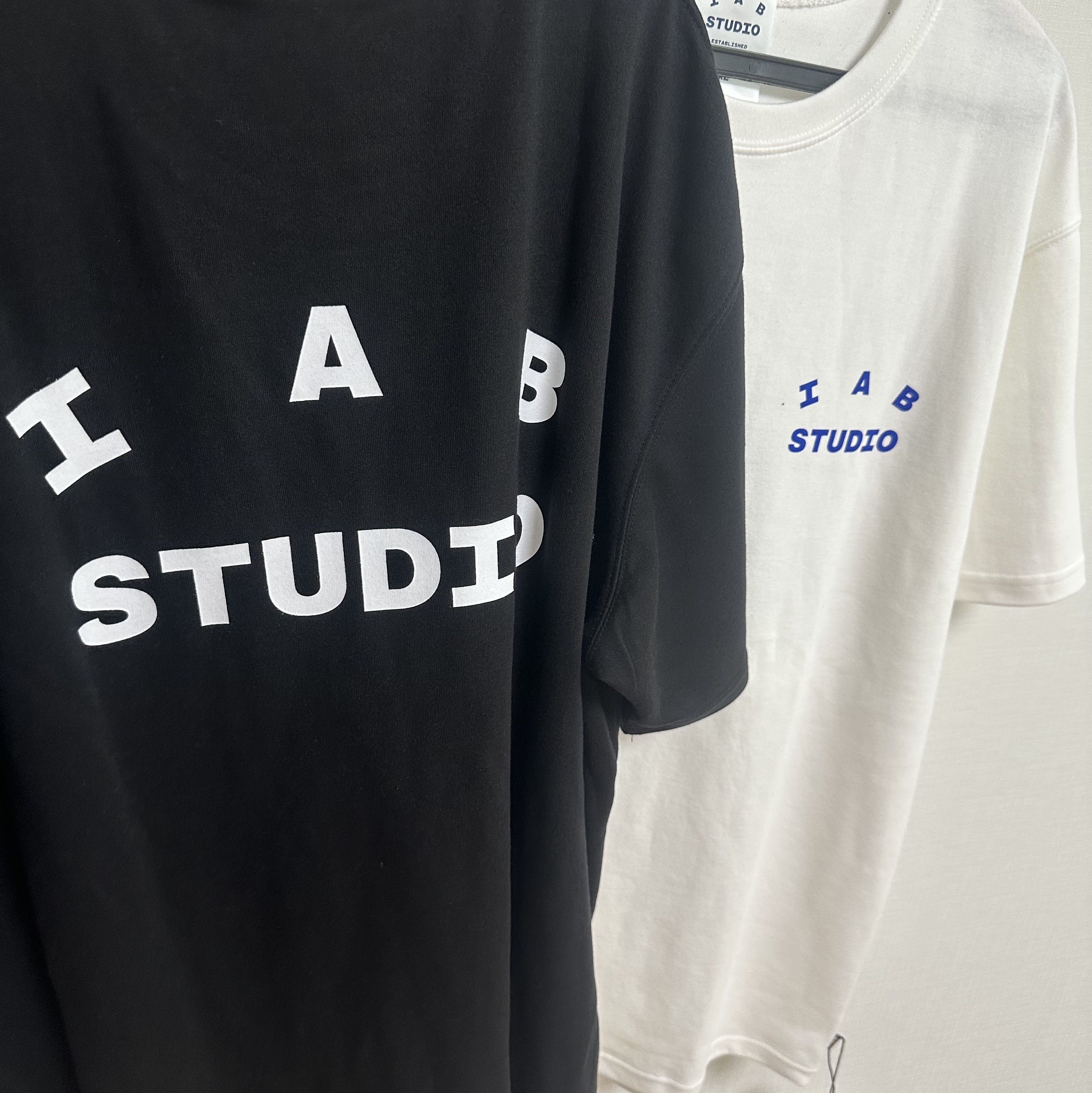 IAB Studio 10th Anniversary T-Shirts Pack White & Black (2 Pack) 착용 스타일