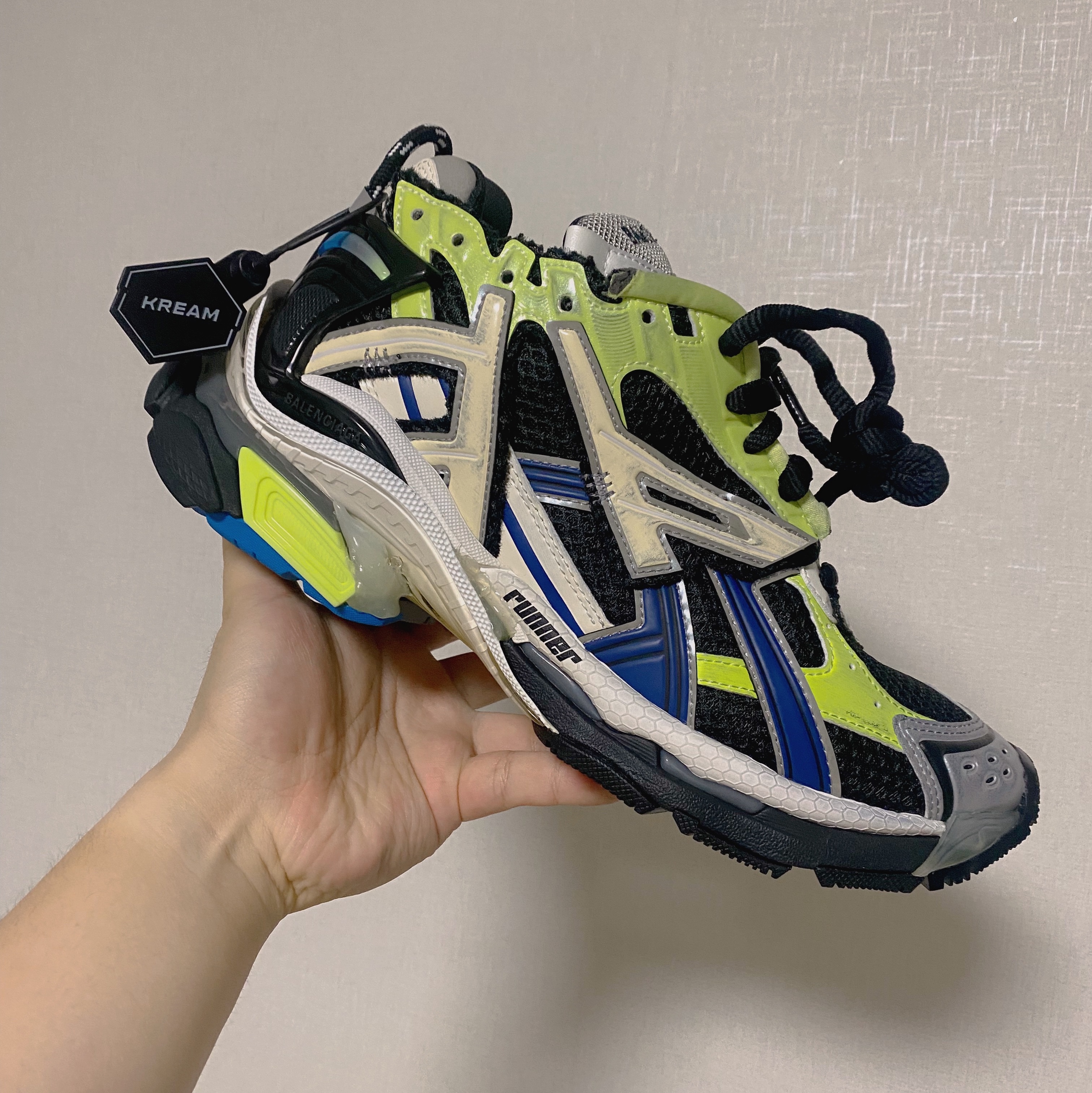 Balenciaga Runner Sneakers Grey Green Blue 착용 스타일