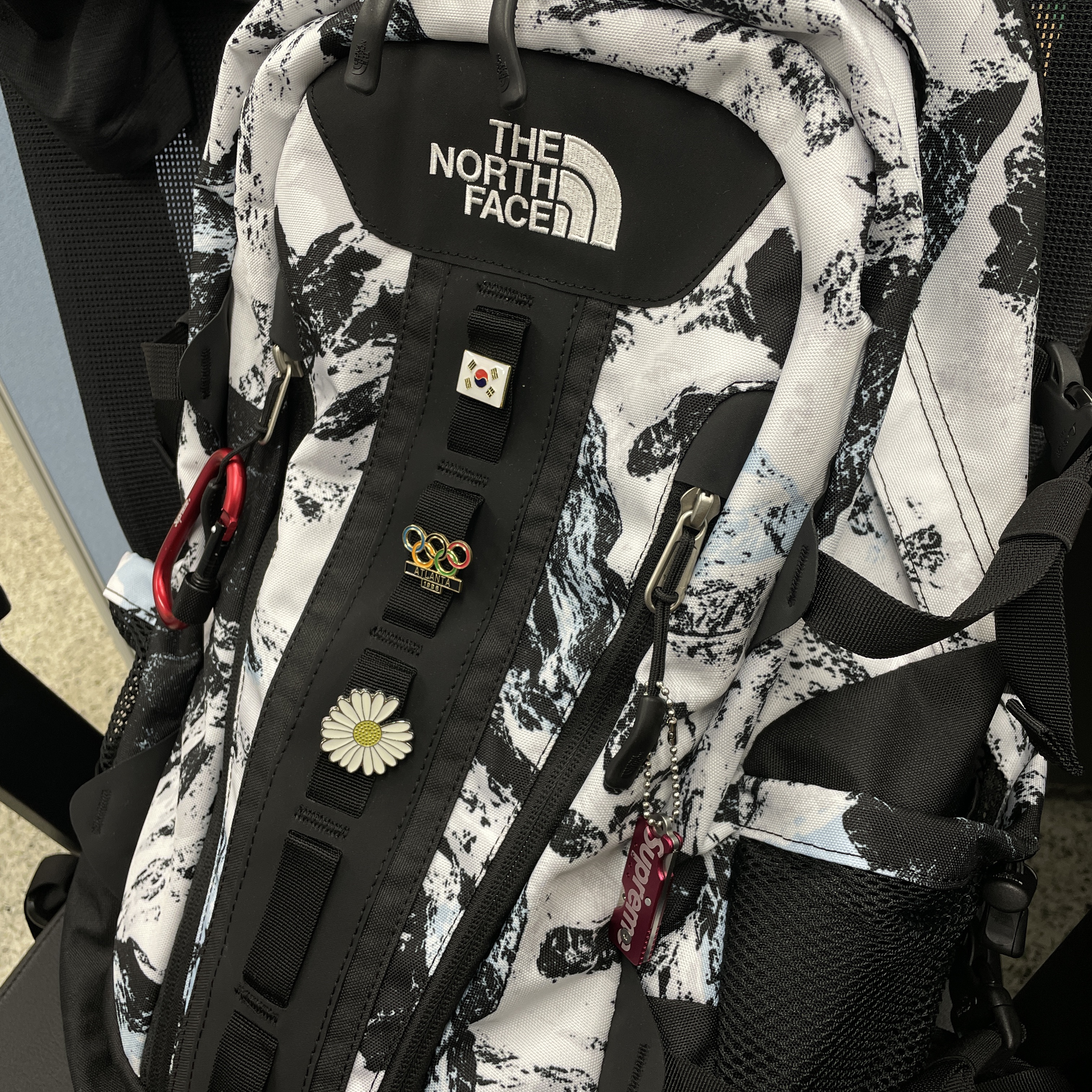 The North Face Big Shot White, Supreme x True Modern Keychain Knife Red - 22SS 착용 스타일