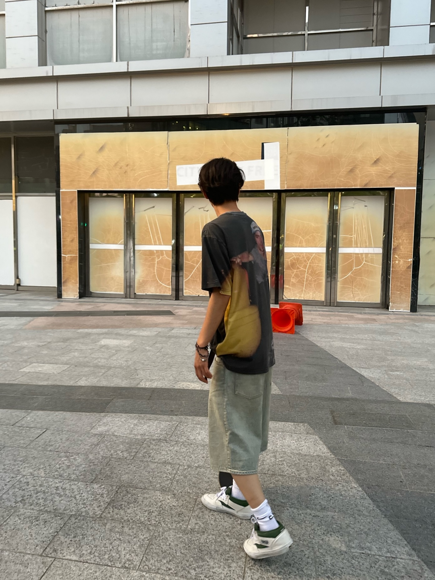 Supreme Baggy Denim Shorts Dirty Indigo - 23SS 착용 스타일 - 1