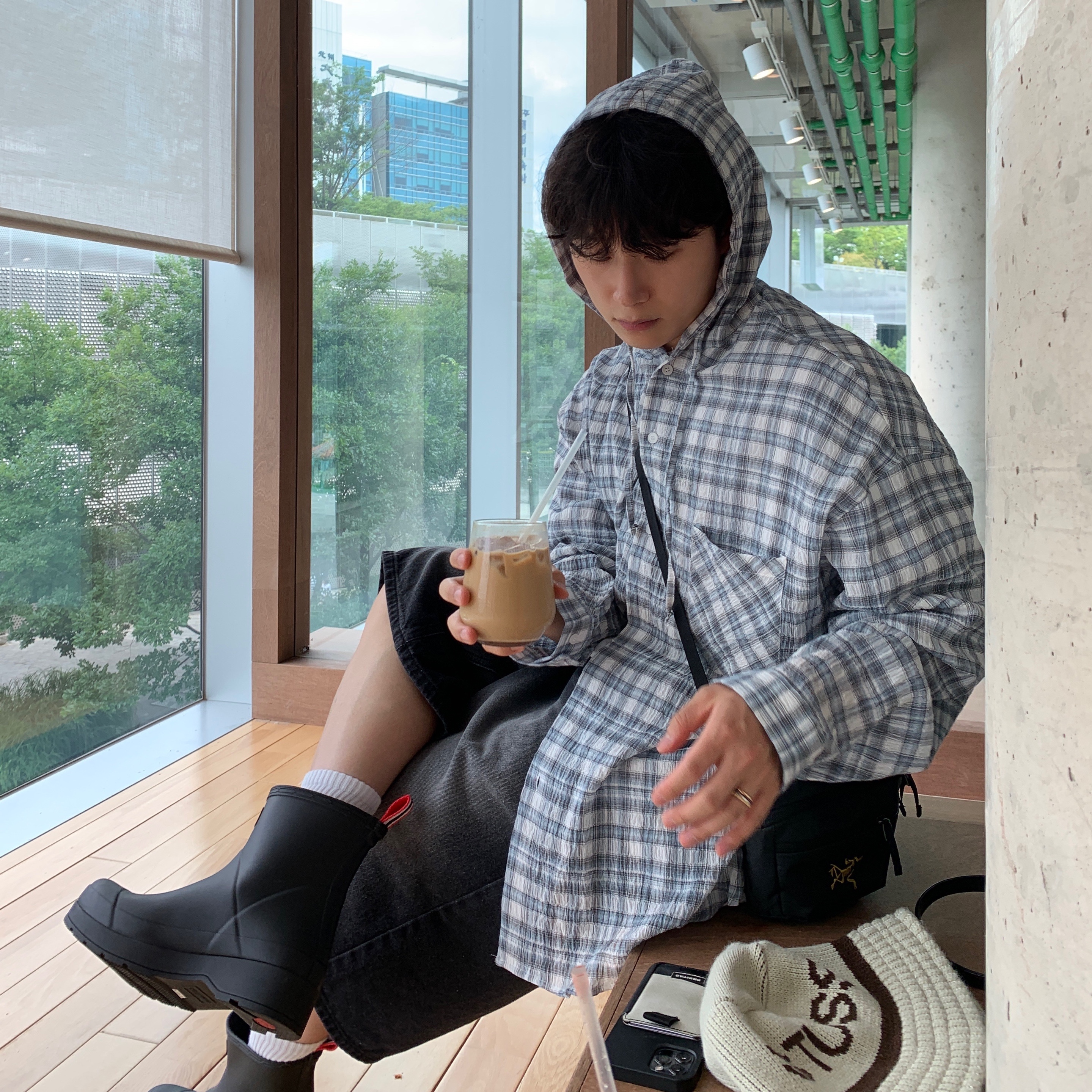 Hunter Play Short Wellington Boots Black, Stussy Jacquard Knit Bucket Hat Natural 착용 스타일 - 3