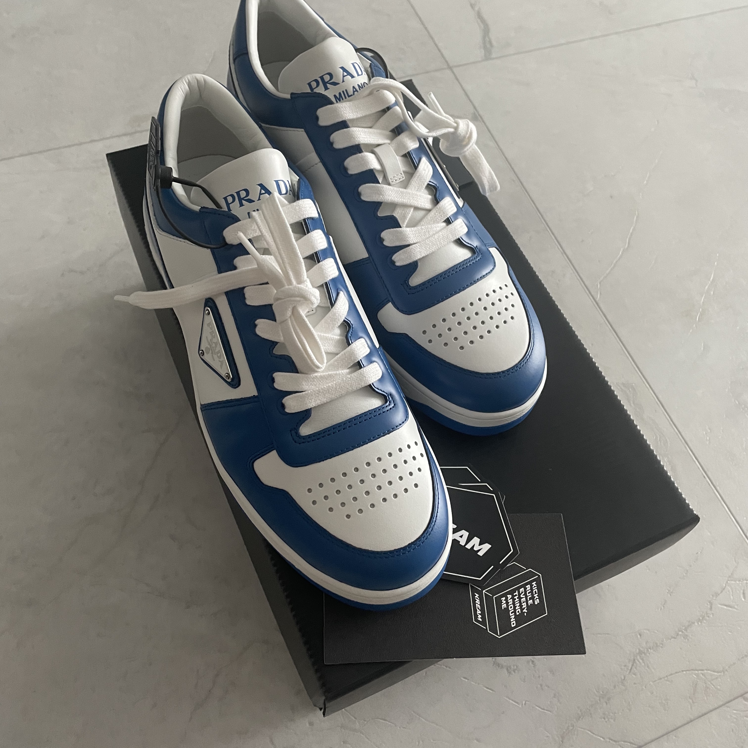 Prada Downtown Leather Sneakers White Cobalt Blue 착용 스타일 - 3