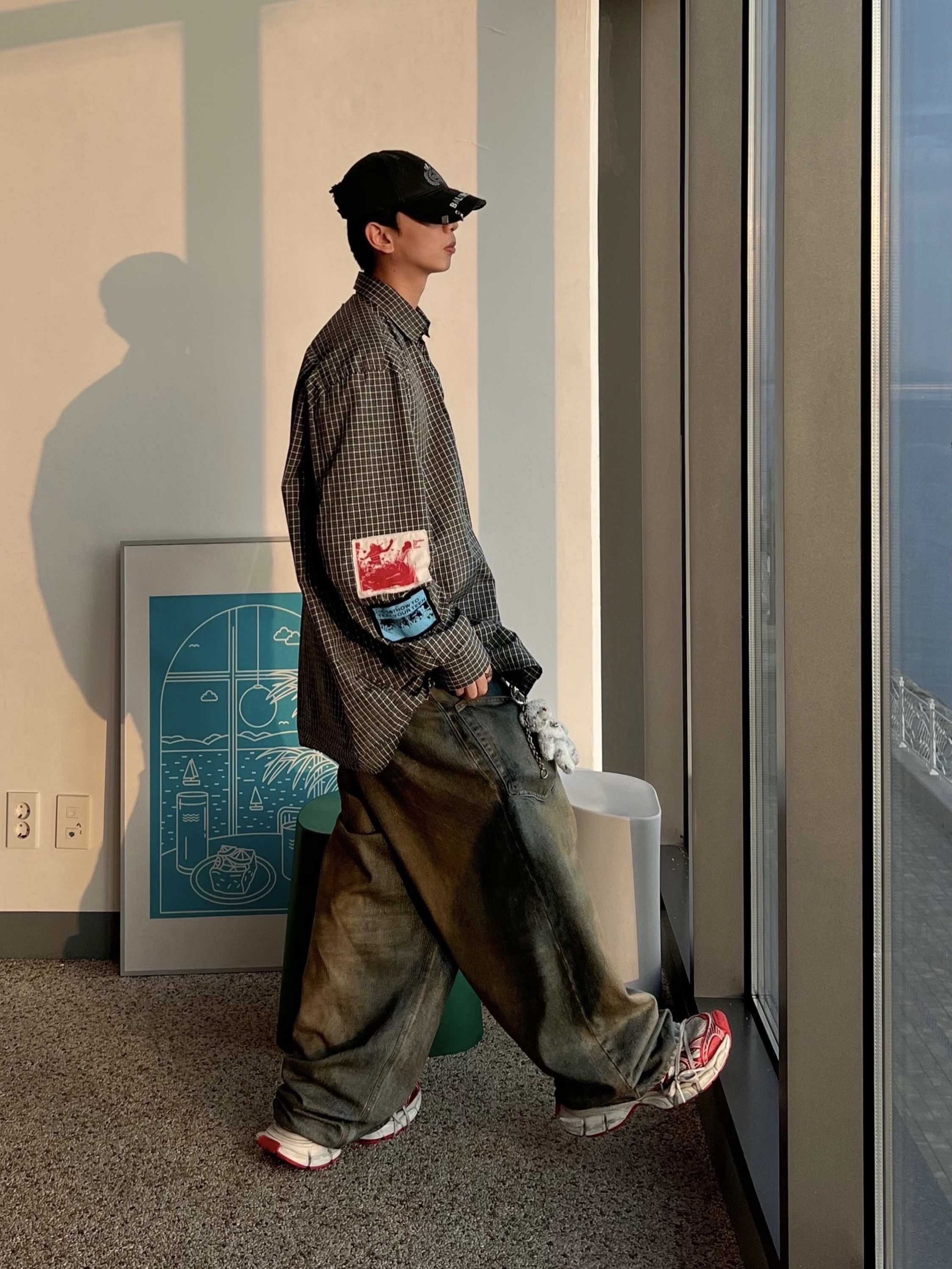 Balenciaga 3XL Sneakers White Red, Project G/R Coated Backward Denim Pants Blue 착용 스타일 - 1