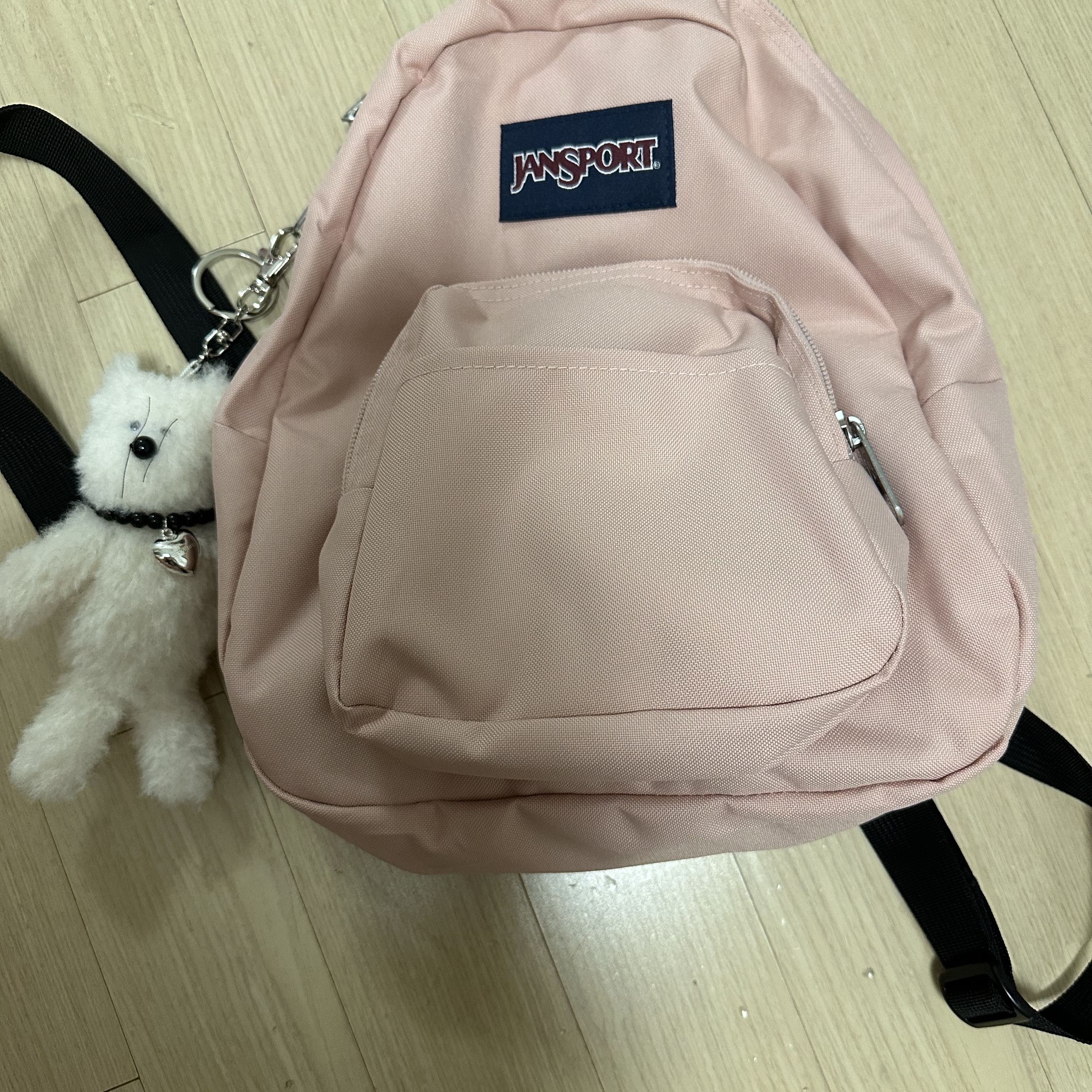 Jansport Half Pint Mini Backpack Misty Rose, [KREAM 단독] Monamhee Creami Keyring Cream 착용 스타일