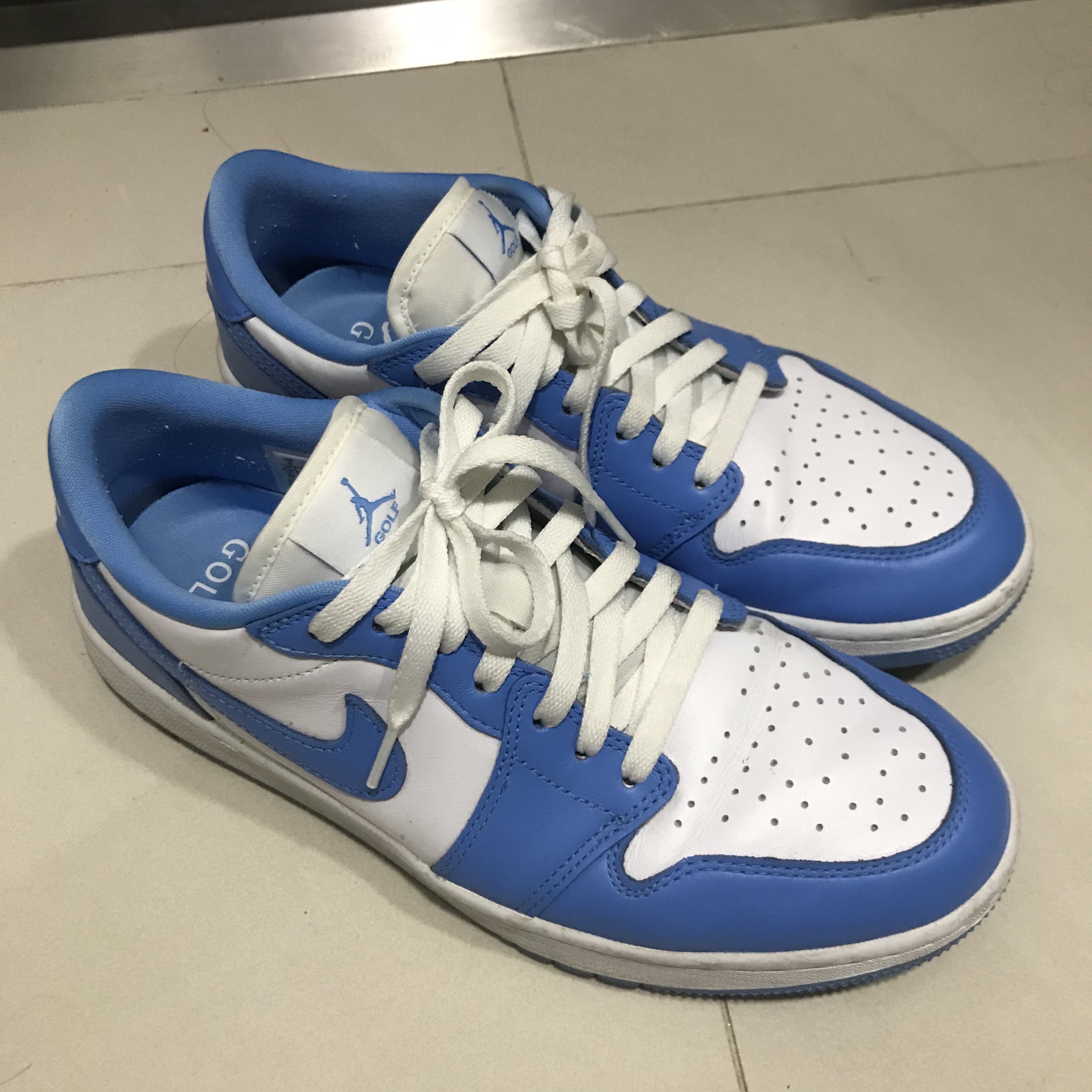 Jordan 1 Low Golf White and University Blue 착용 스타일