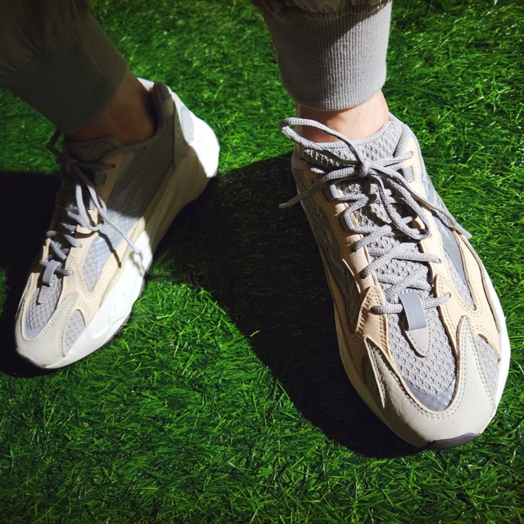 Adidas Yeezy Boost 700 V2 Cream 착용 스타일 - 4