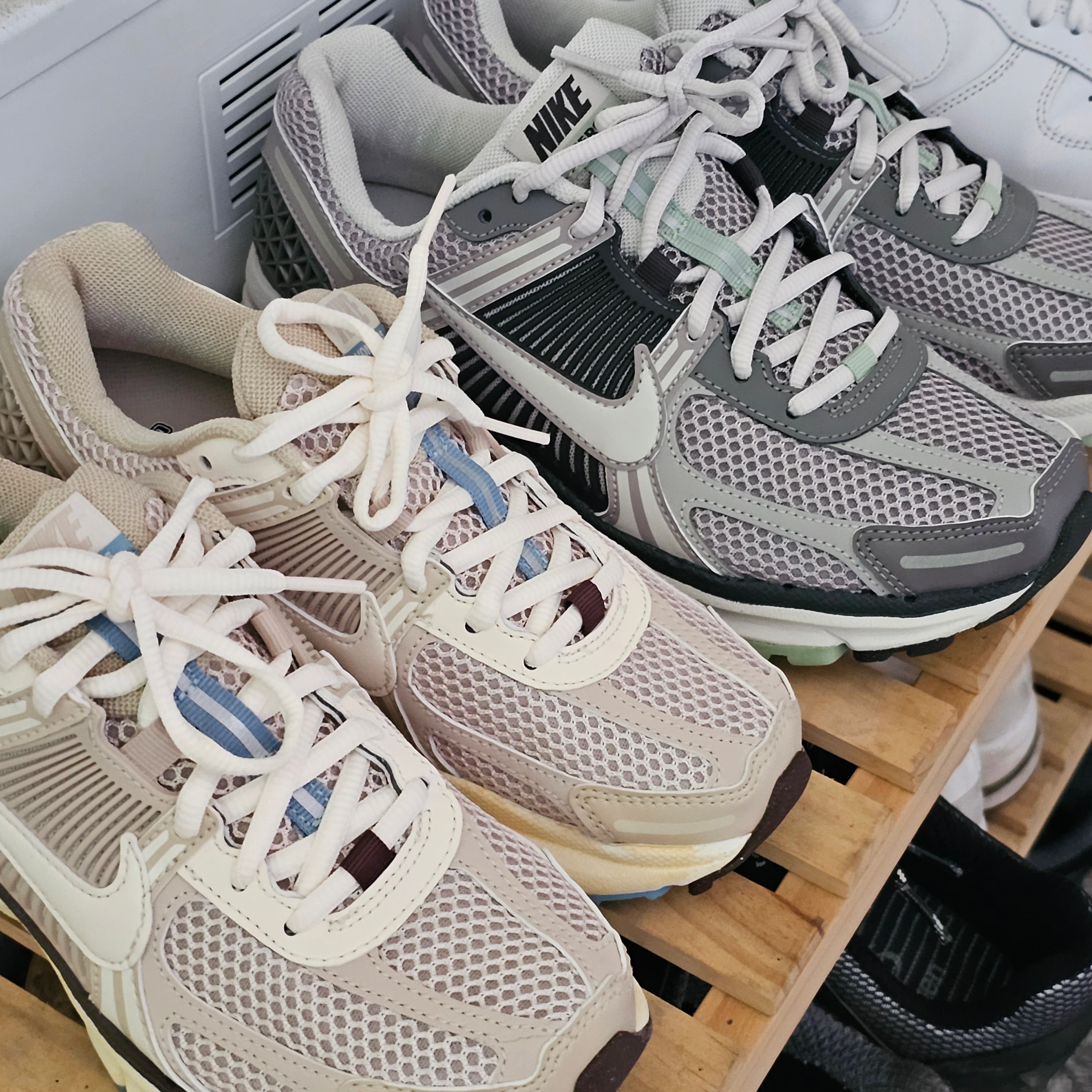 (W) Nike Zoom Vomero 5 Cobblestone and Flat Pewter 착용 스타일 - 3