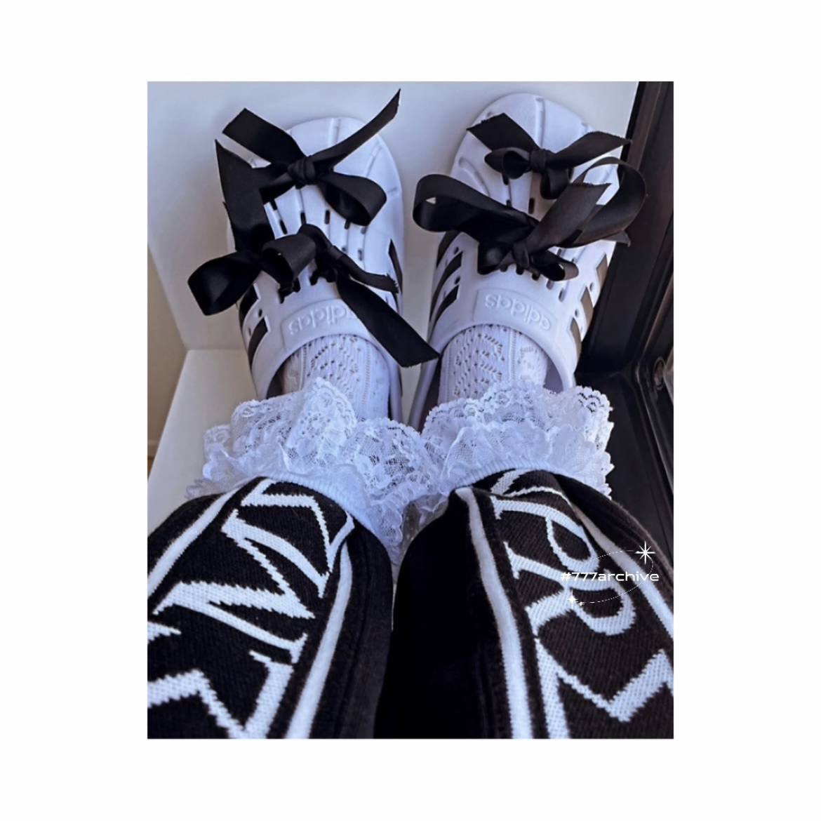 Adidas Adilette Clog White Black 착용 스타일 - 3