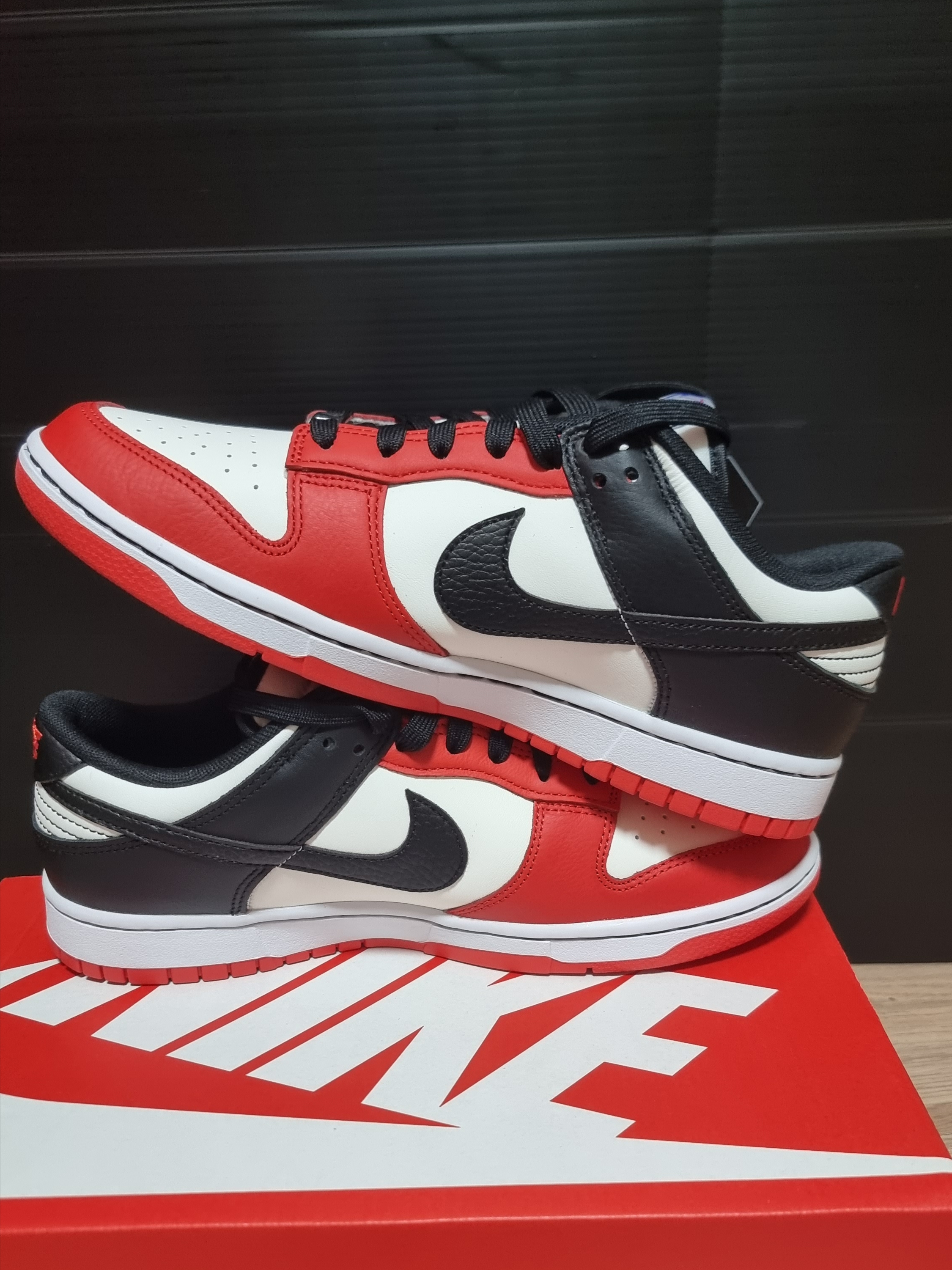 Nike x NBA Dunk Low Retro EMB Black and Chile Red 착용 스타일 - 3