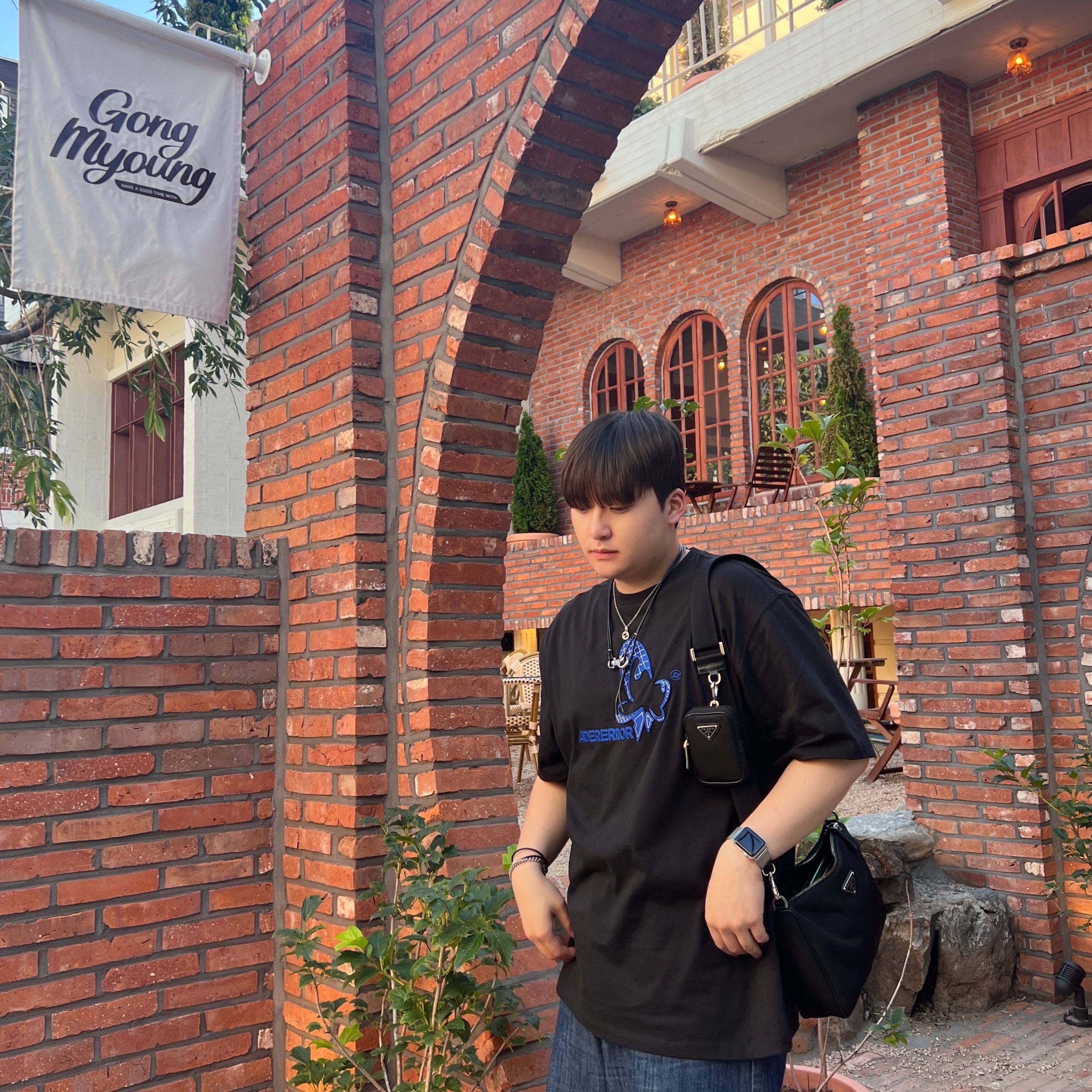 Ader Error Butterfy Logo T-Shirt Noir, Prada Re-Nylon and Saffiano Leather Shoulder Bag Black 착용 스타일