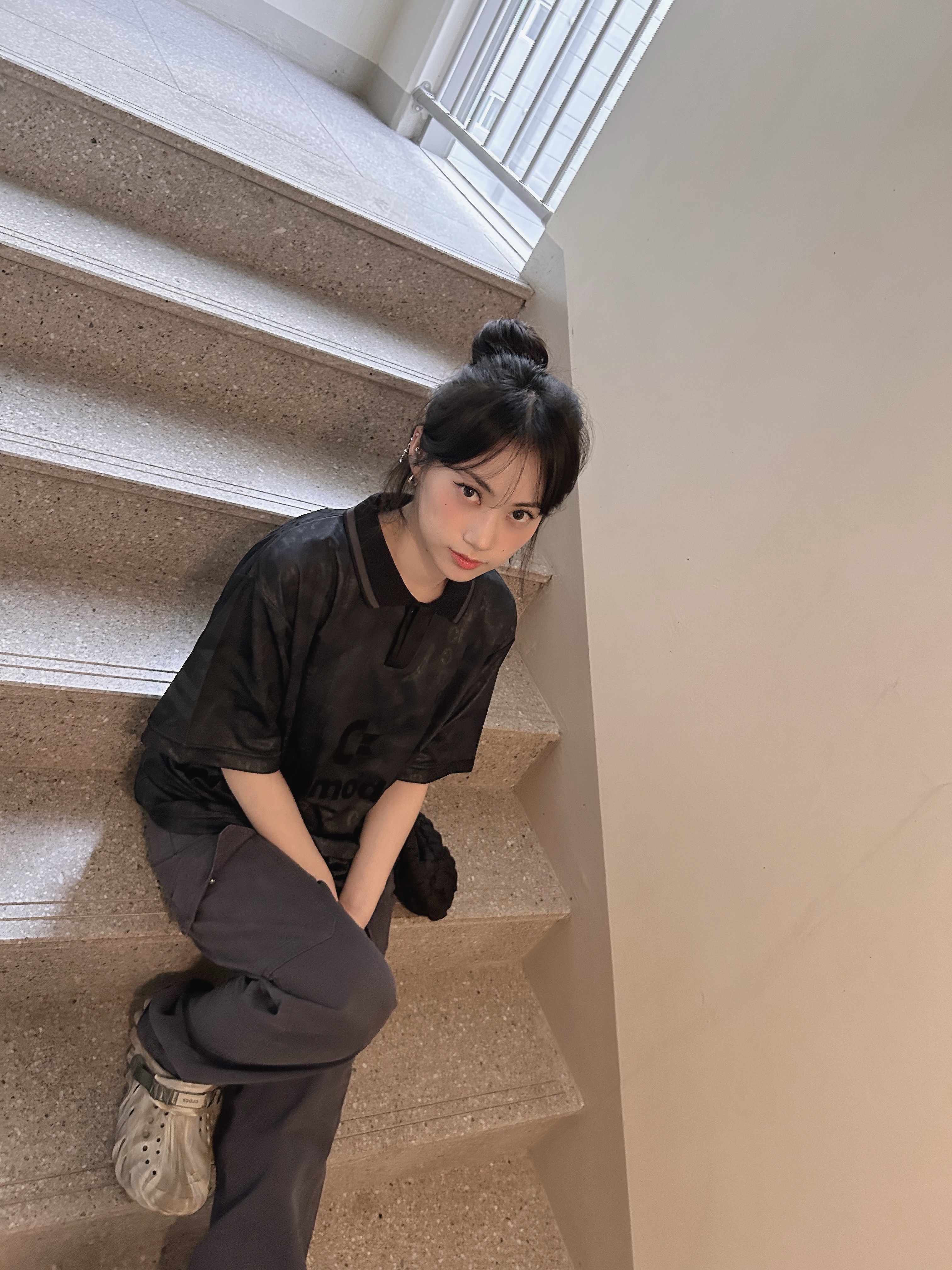 COS Quilted Micro Bag Black, Crocs Echo Marbled Clog Bone Multi 착용 스타일 - 2