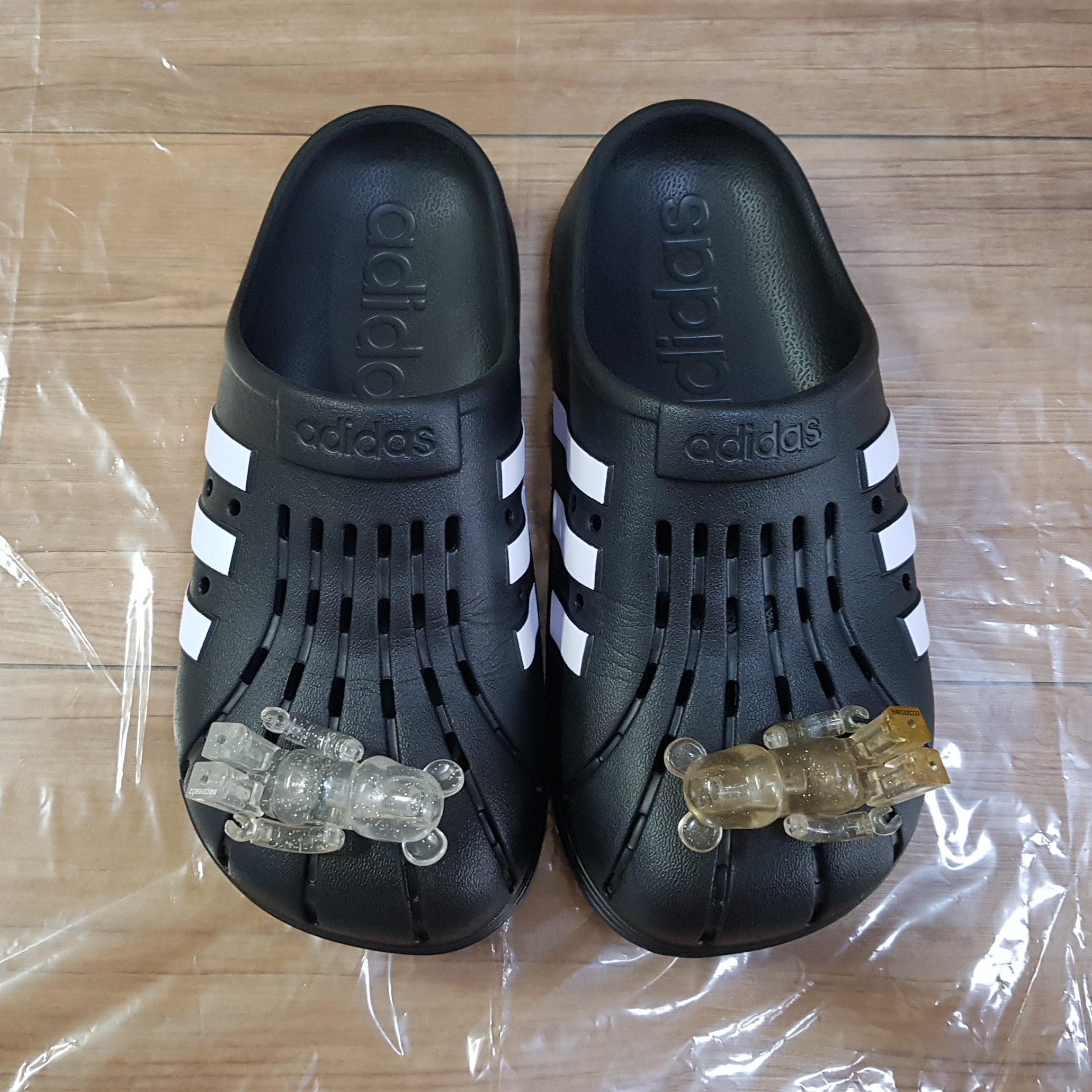 Adidas Adilette Clog Black White 착용 스타일 - 3
