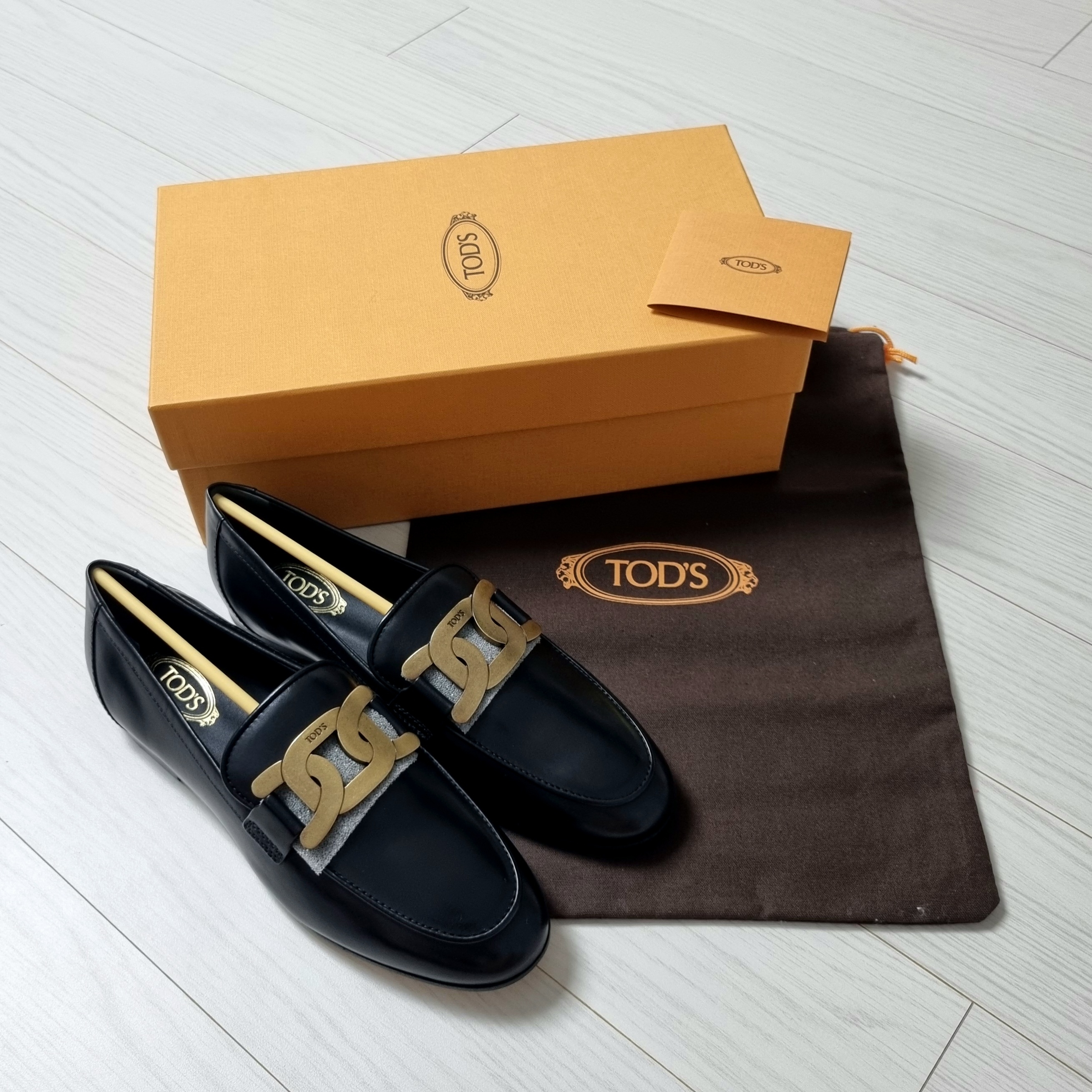 (W) Tod's Kate Metal Logo Leather Loafers Black 착용 스타일