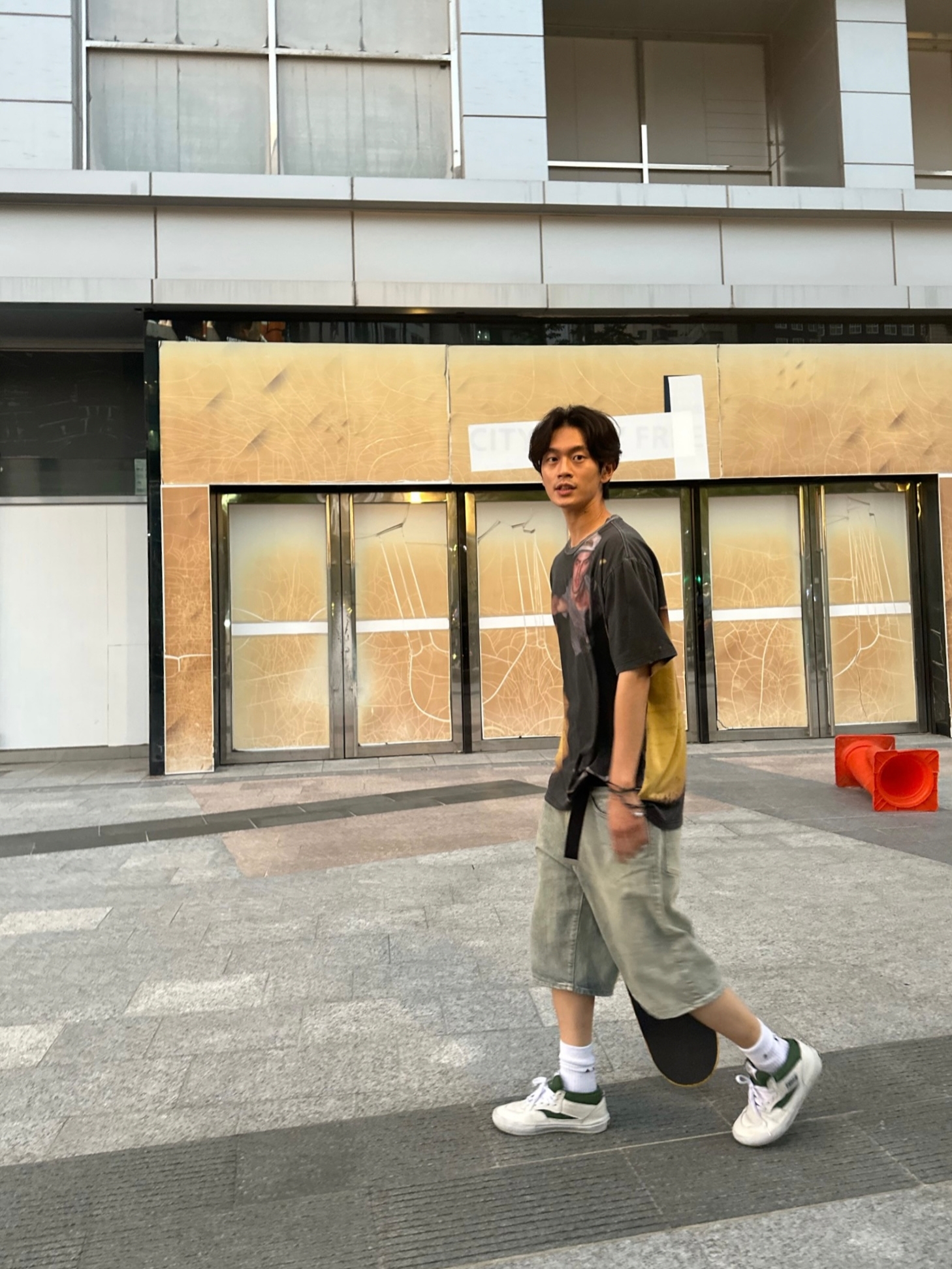 Supreme Baggy Denim Shorts Dirty Indigo - 23SS 착용 스타일 - 2