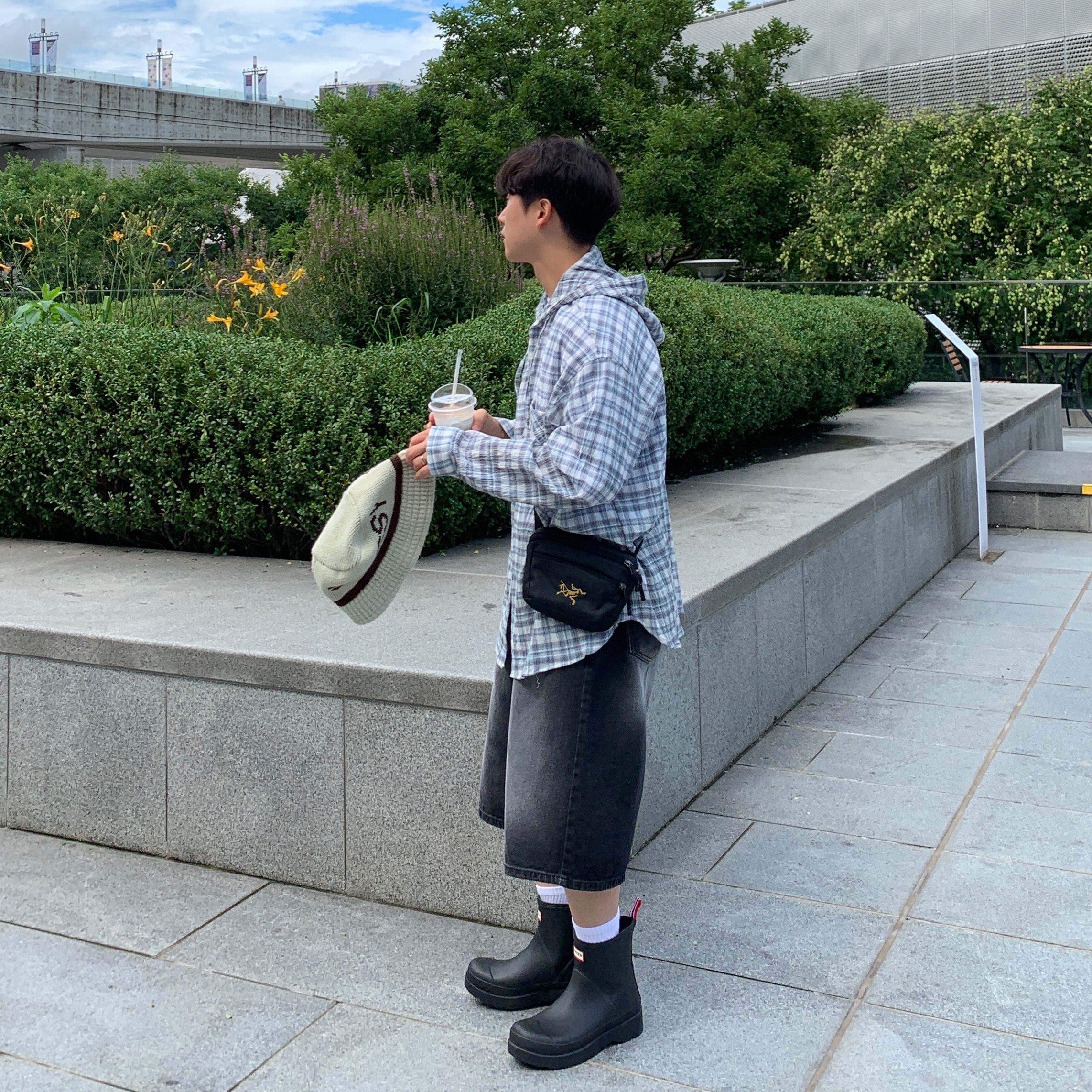Hunter Play Short Wellington Boots Black, Stussy Jacquard Knit Bucket Hat Natural 착용 스타일 - 1