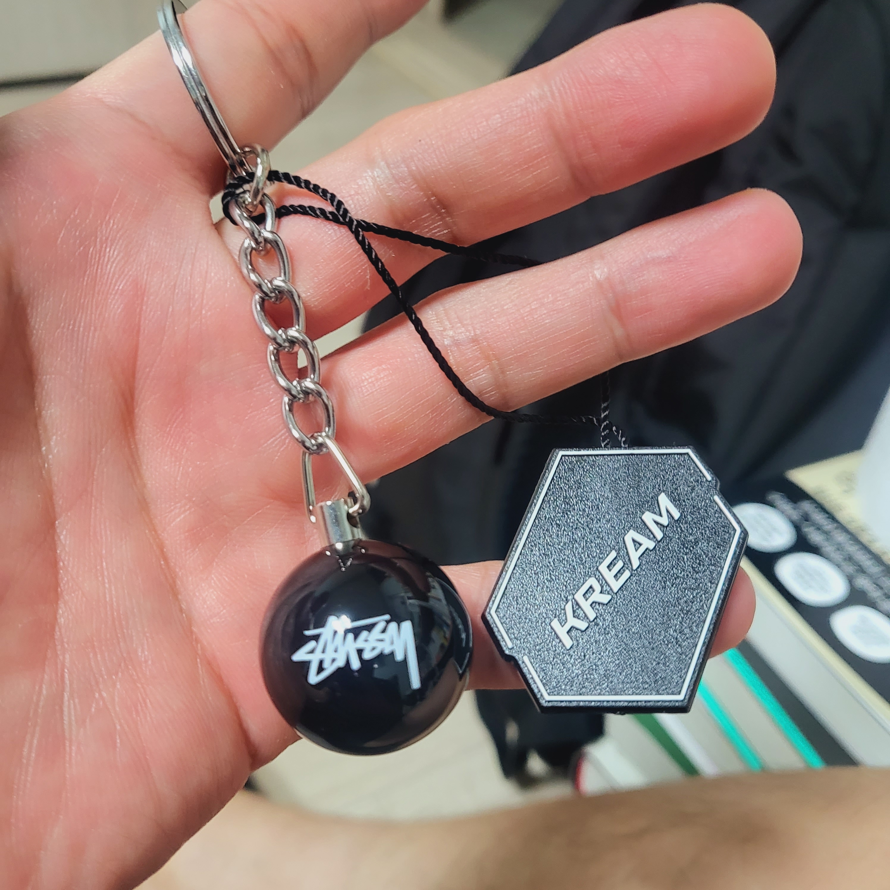Stussy 8 Ball Keychain Black 착용 스타일 - 1