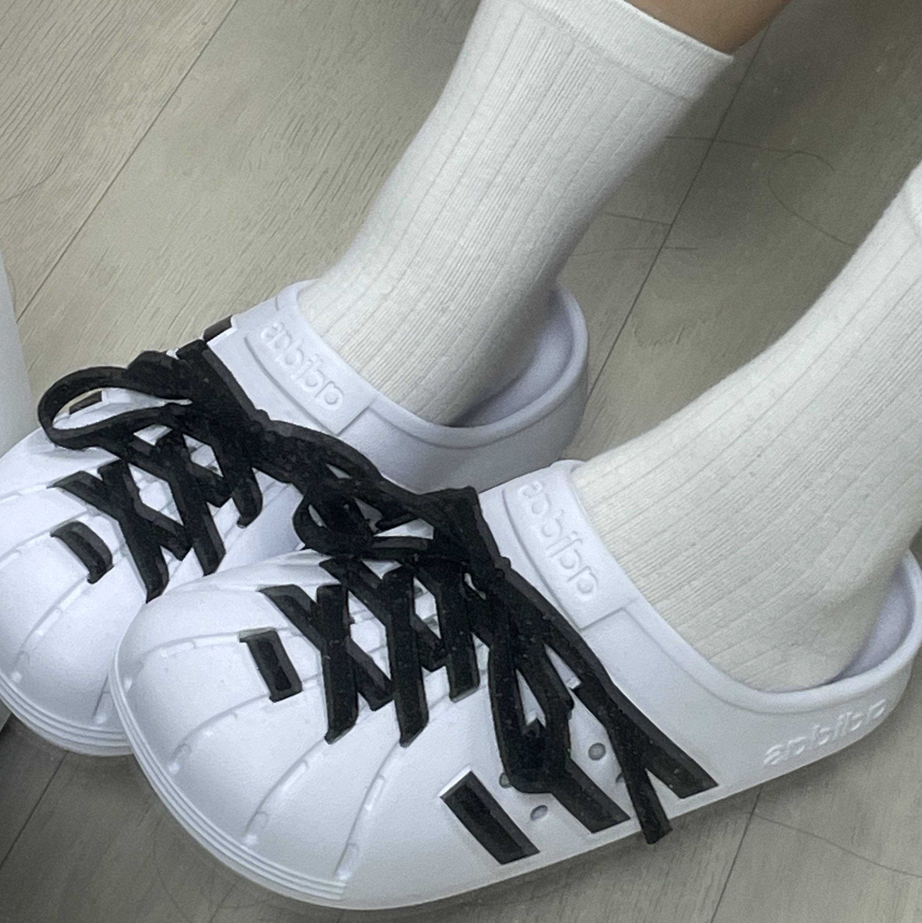 Adidas Adilette Clog White Black 착용 스타일 - 2