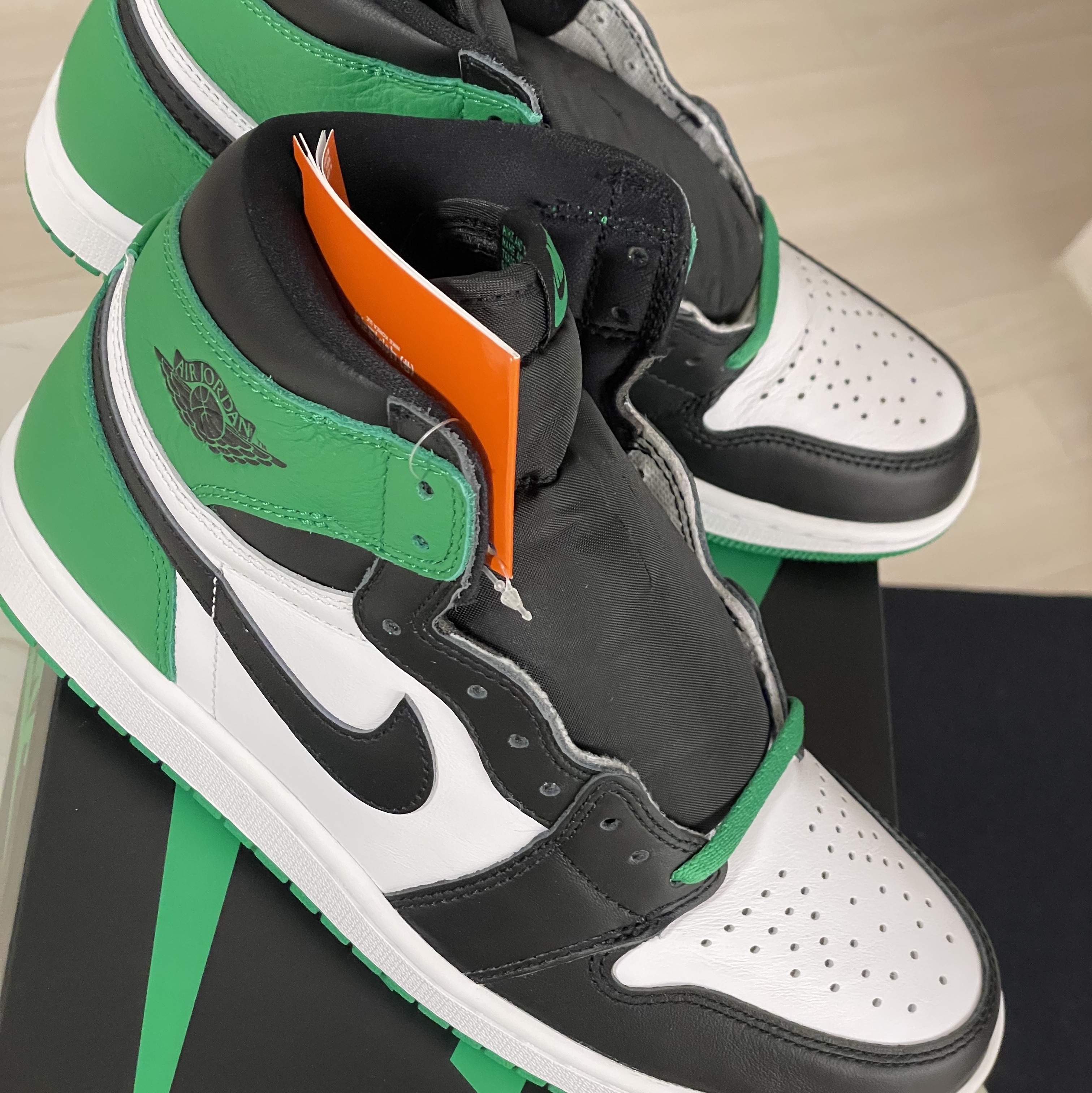 Jordan 1 Retro High OG Black and Lucky Green 착용 스타일 - 1