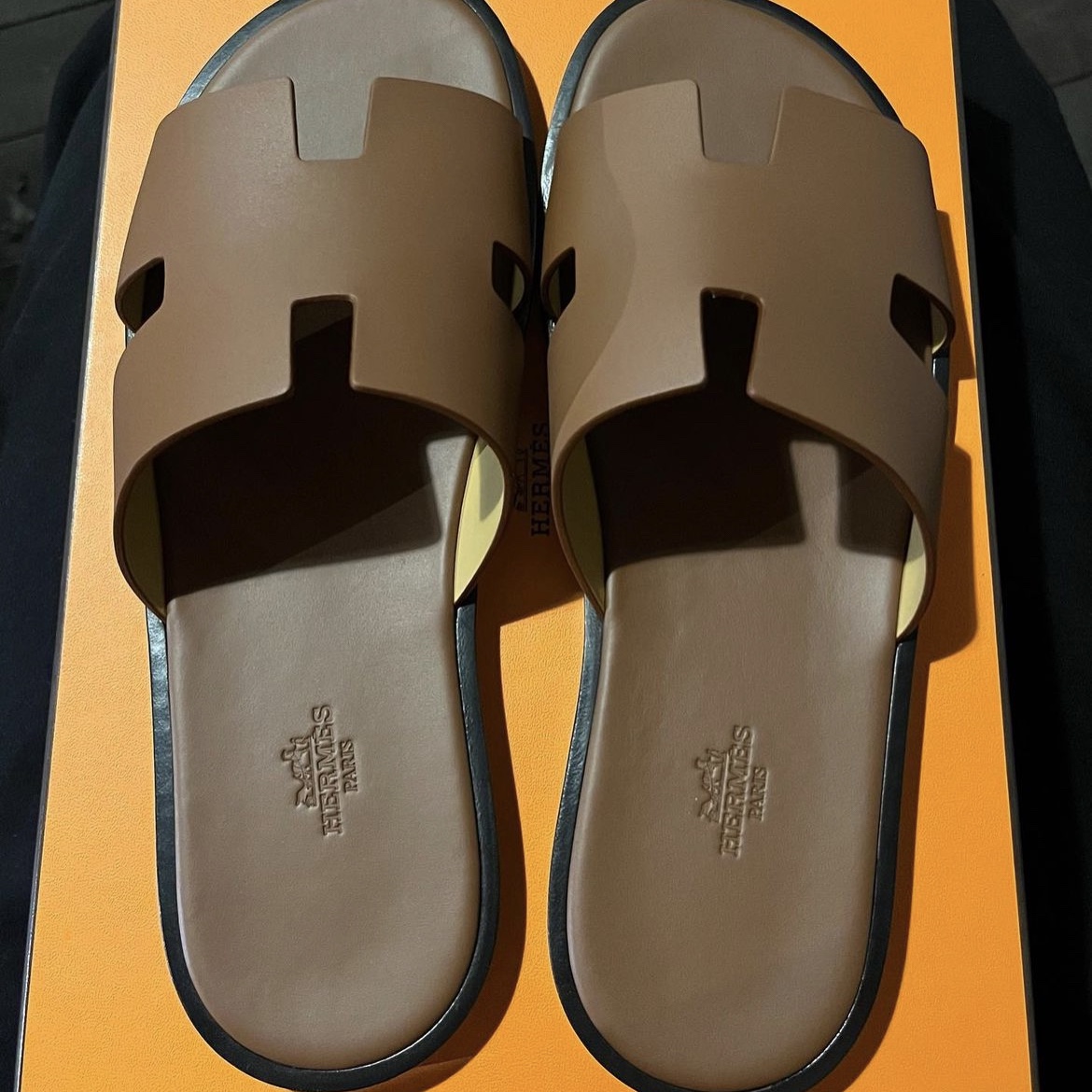 Hermes Izmir Sandal Calfskin & Gold 착용 스타일
