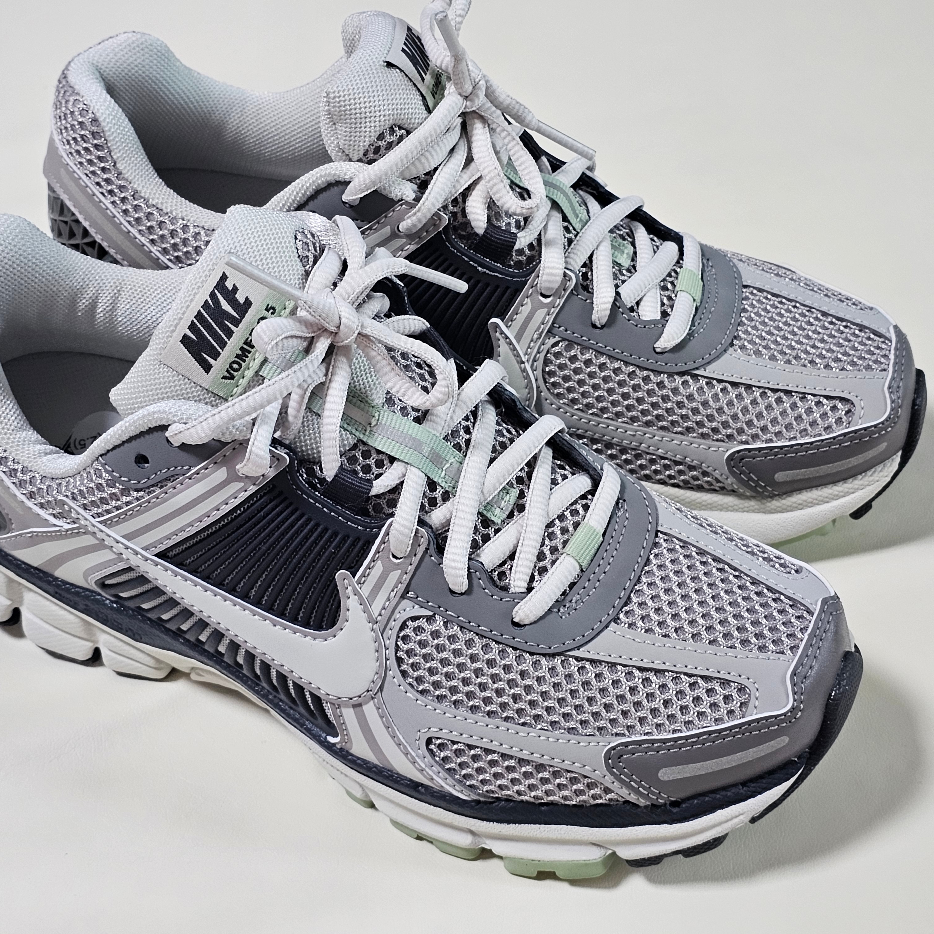 (W) Nike Zoom Vomero 5 Cobblestone and Flat Pewter 착용 스타일 - 2